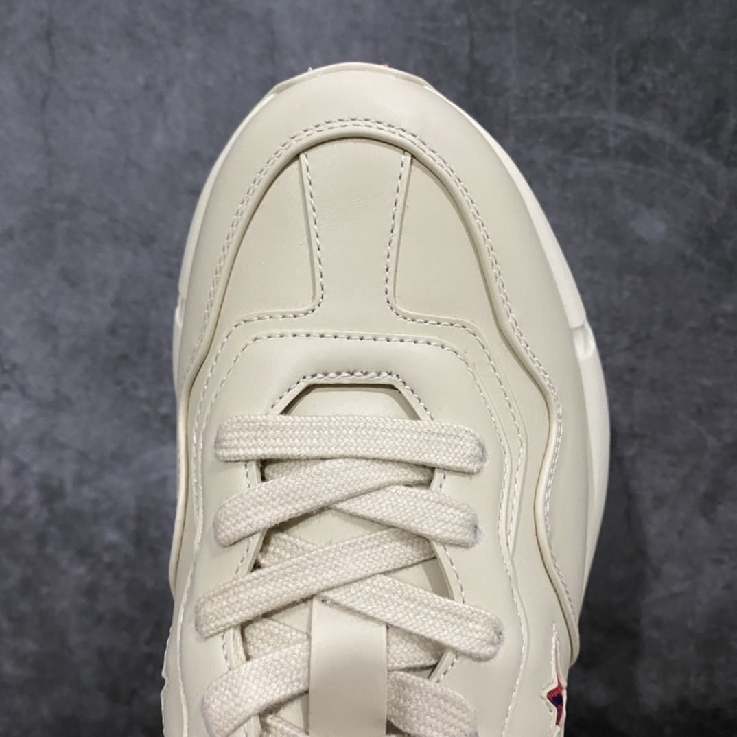 图片[5]-顶级代购版Gucci Rhyto系列涂鸦印花运动老爹鞋 独家开模定做橡胶高密度发泡对版对色大底，zp一致5.5CM高度。  原版定制进口意大利象牙色小牛皮，零色差，裁口全部经过油边细微处理；皮面做旧、5D绘图打印；原版象牙色鞋带， 内里垫脚正品一致，原版全套正品包装，近几年一直火爆，配色齐全，新色更新不断！  尺码：女码34-40 男码38-46（38、46需定做）-选品中心