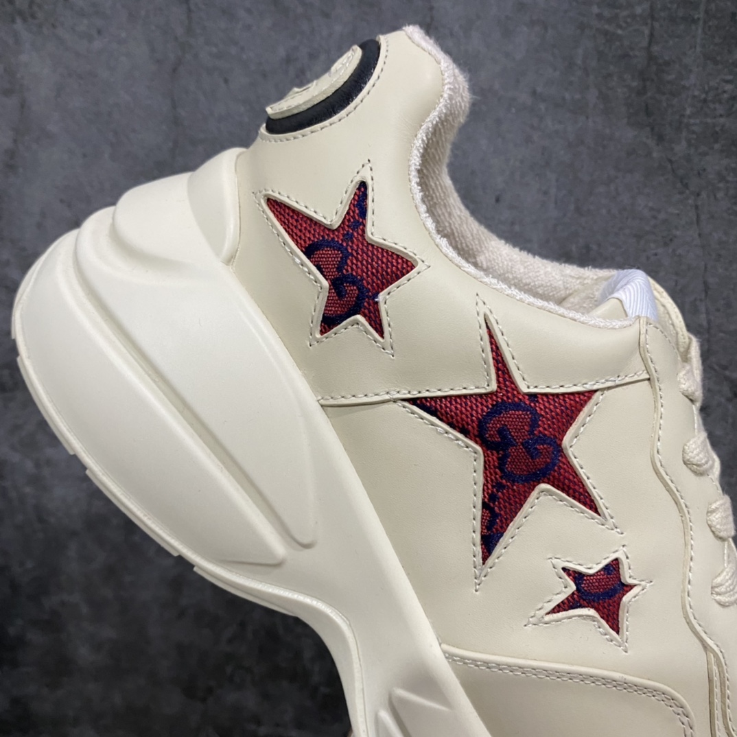 图片[7]-顶级代购版Gucci Rhyto系列涂鸦印花运动老爹鞋 独家开模定做橡胶高密度发泡对版对色大底，zp一致5.5CM高度。  原版定制进口意大利象牙色小牛皮，零色差，裁口全部经过油边细微处理；皮面做旧、5D绘图打印；原版象牙色鞋带， 内里垫脚正品一致，原版全套正品包装，近几年一直火爆，配色齐全，新色更新不断！  尺码：女码34-40 男码38-46（38、46需定做）-选品中心