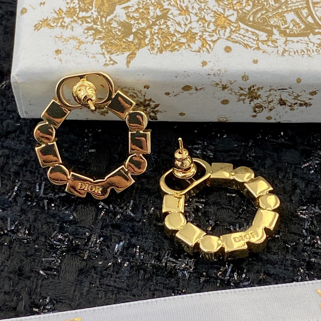  编码E1779   
🛍迪家耳钉热销款火爆上新❣
🛍同步专柜‼️独家高端品质实拍图‼️代购级别‼️做工