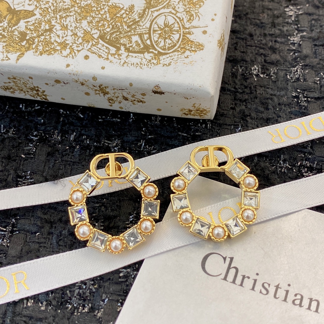  编码E1779   
🛍迪家耳钉热销款火爆上新❣
🛍同步专柜‼️独家高端品质实拍图‼️代购级别‼️做工
