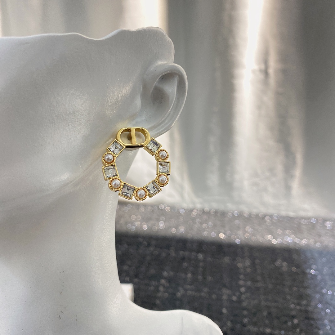  编码E1779   
🛍迪家耳钉热销款火爆上新❣
🛍同步专柜‼️独家高端品质实拍图‼️代购级别‼️做工