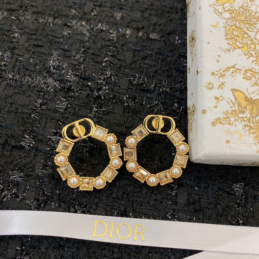  编码E1779   
🛍迪家耳钉热销款火爆上新❣
🛍同步专柜‼️独家高端品质实拍图‼️代购级别‼️做工