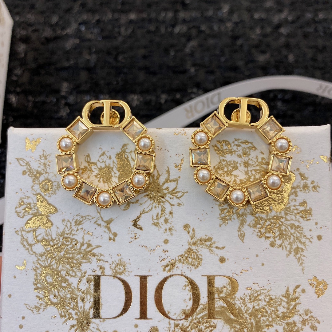  编码E1779   
🛍迪家耳钉热销款火爆上新❣
🛍同步专柜‼️独家高端品质实拍图‼️代购级别‼️做工