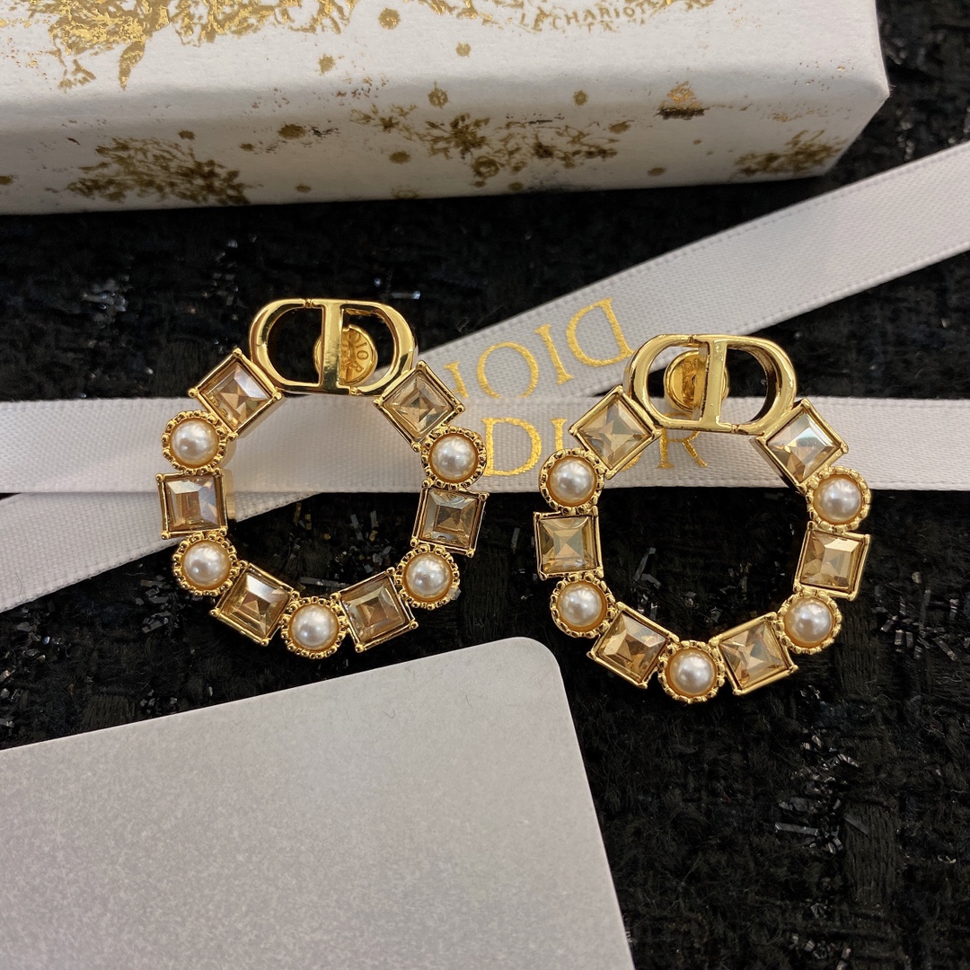  编码E1779   
🛍迪家耳钉热销款火爆上新❣
🛍同步专柜‼️独家高端品质实拍图‼️代购级别‼️做工