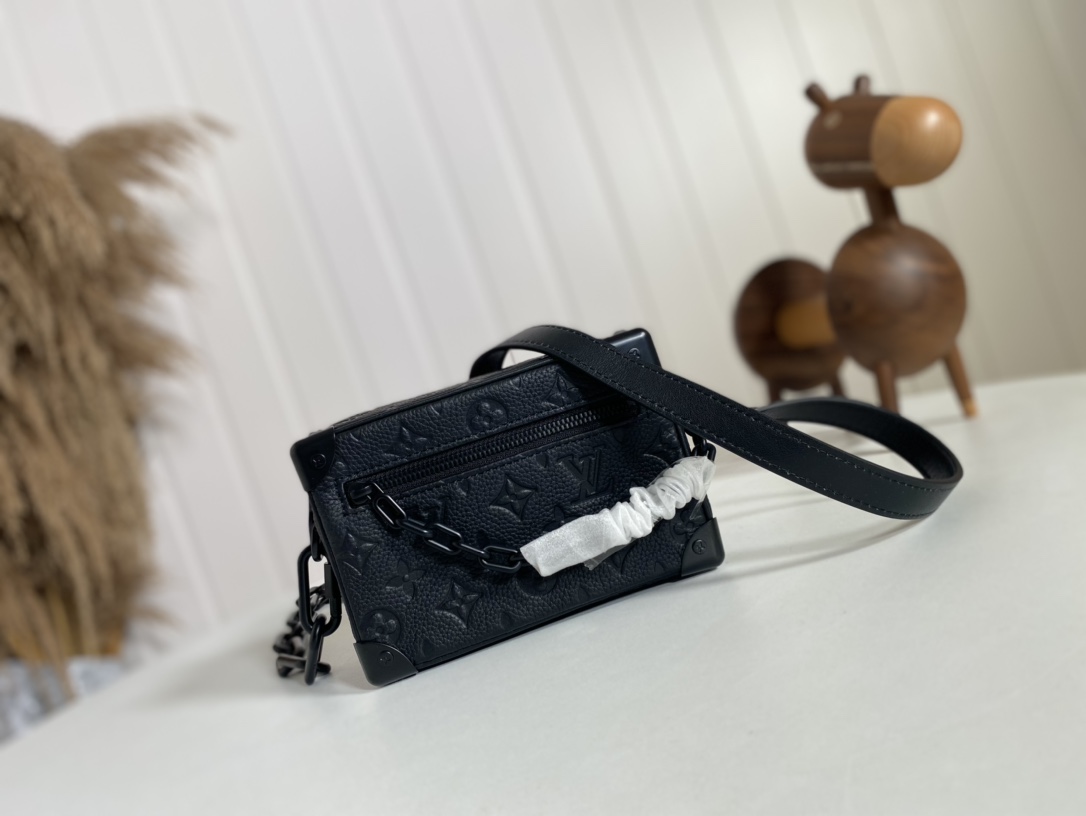 Louis Vuitton LV Soft Trunk Bags Handbags Hot Sale
 Taurillon Chains M55702