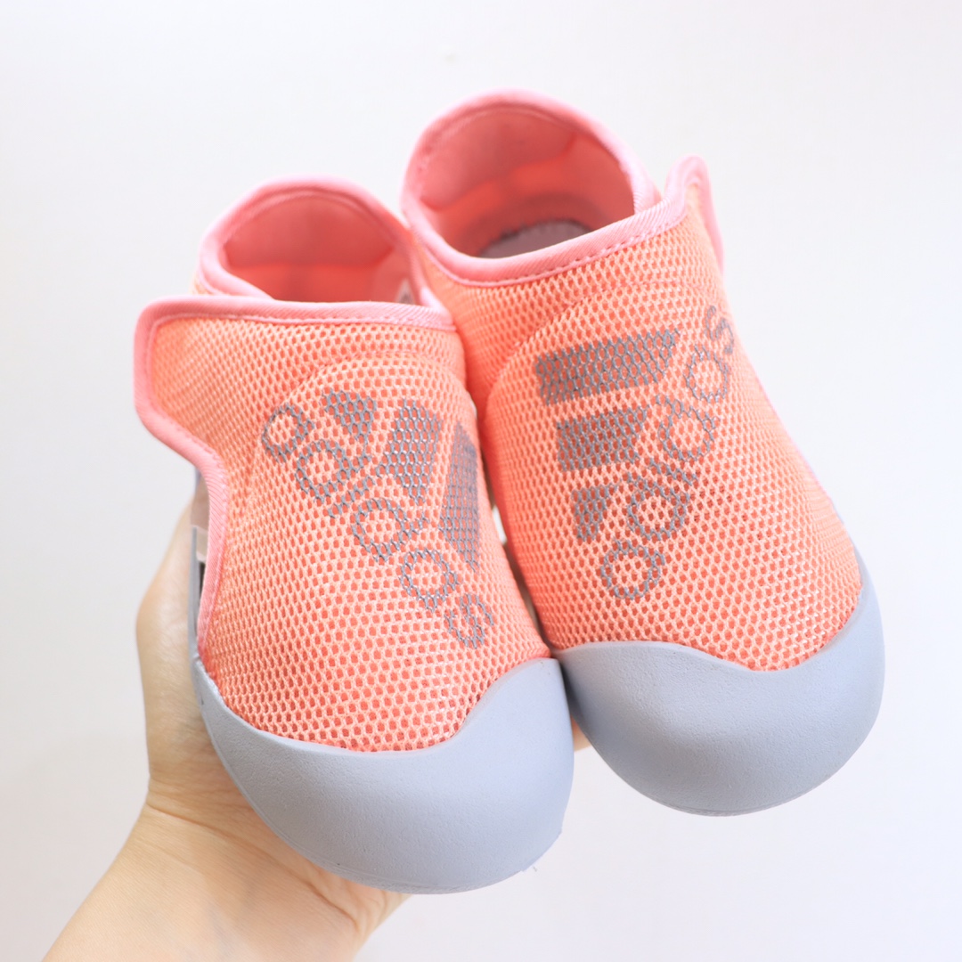 图片[2]-AD3.0包头网面凉鞋‼️ AD儿童包头凉鞋 新款，每年的爆款！实在太经典好穿！采用柔韧透气网面，搭配耐磨橡胶鞋底，新升级的质量，比往年更上一个档次✅ 泡棉缓震鞋垫更加轻盈舒适，脚感柔软！与脚底贴合度很好，不会打滑！-选品中心