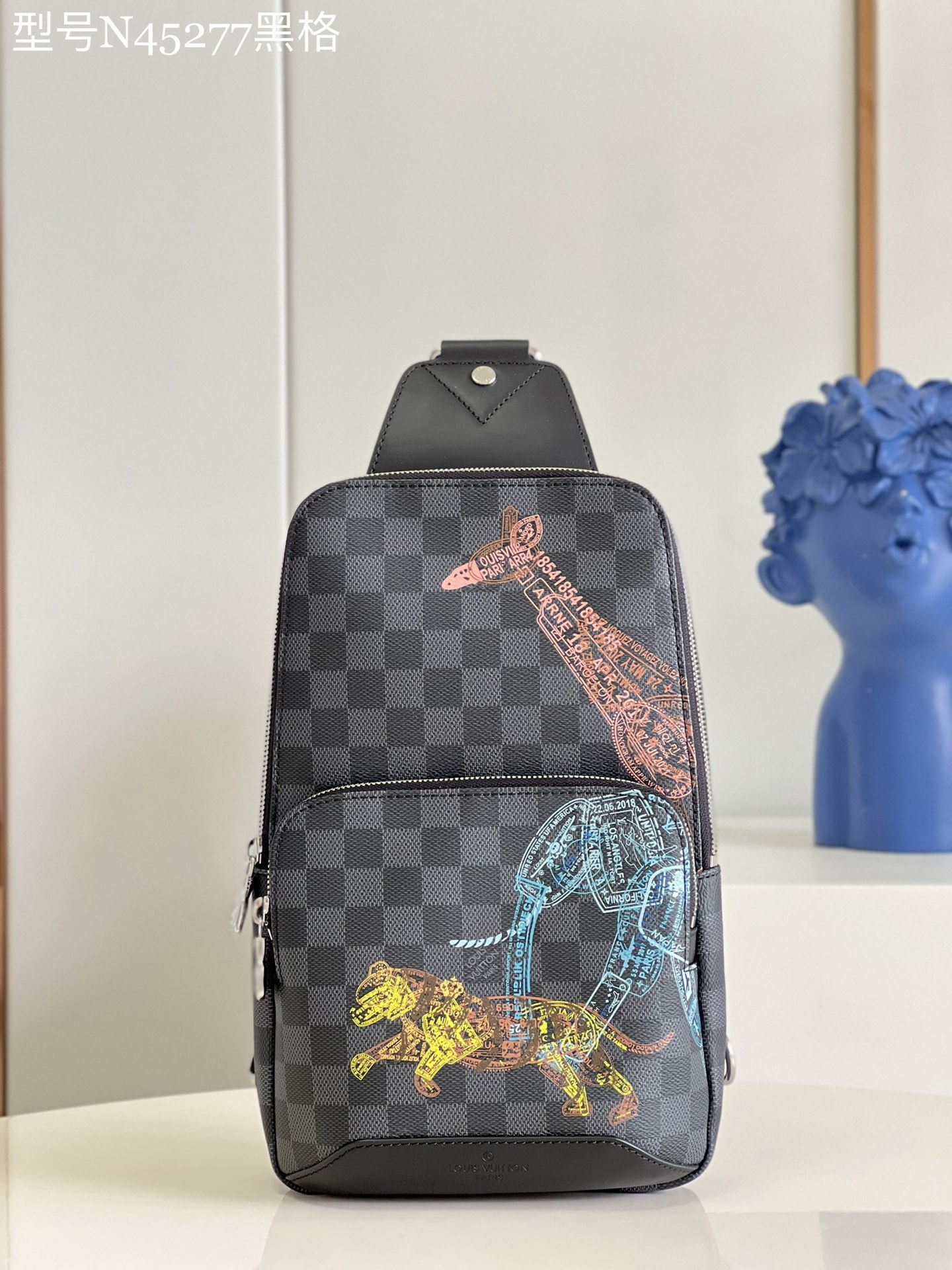 NO:398476,【Exclusive real shot N45277 Hag】 Avenue Sling Bag, suitable for carrying daily necessities, made of Damier Graphite canvas with black leather decoration. The dark checkerboard pattern canvas is active with a soft print toll wildlife created from passport stamps. The belt of the avenue adjusts the left or right side wear. Size 20 x 31 x 10 cm E.600, LV [original leather], louis vuitton19860909【独家实拍N45277 黑格】Avenue Sling Bag ,适合携带日常必需品,由 Damier Graphite 帆布制成,配有黑色皮革装饰.深色的棋盘格图案的帆布是活跃了一个柔和的打印收费野生动物从护照邮票创造.大道的皮带调整左侧或右侧磨损.尺寸20 x 31 x 10 厘米 E.600,LV【原厂皮】,louis vuitton,Bag