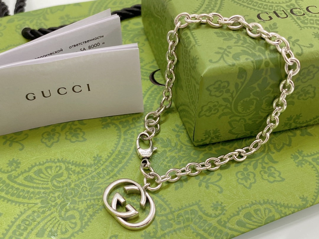 NO:102992,The double G bracelet in the counterattack. Recommended low-key matching. Boys and girls wear bracelets [grin] are also beautiful. Gucci bracelet, gucci, bracelet19860909逆袭中的双G手链 低调搭配推荐 男生女生戴手链[呲牙]也是美美哒,古驰手链,gucci,bracelet,Jewelry