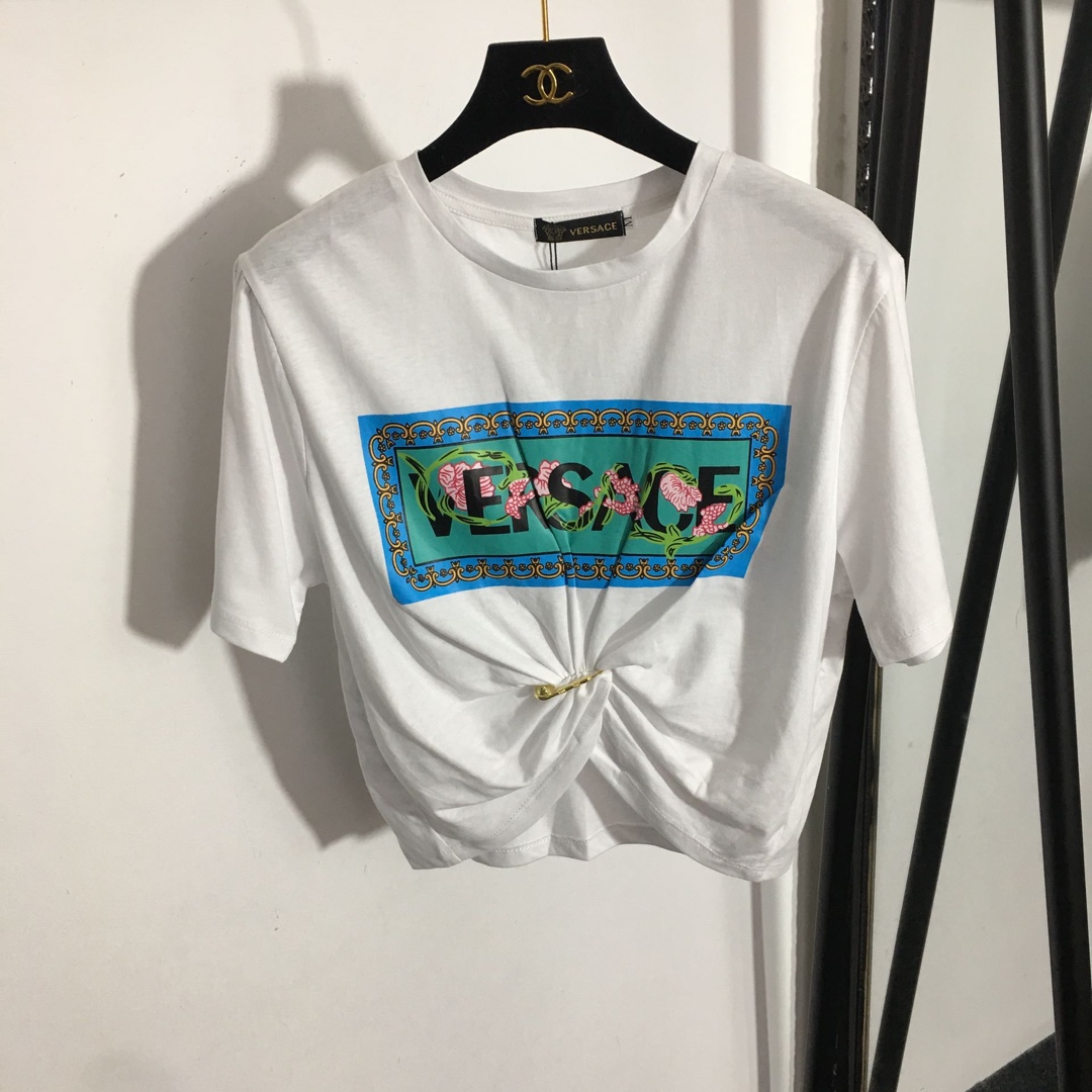 NO:743797,Style No. 0604 Versac* New Letter Printed Medusa Metal Pin Twist Navel Short Sleeve T-shirt, white, black, S-XL, [M size shoulder width 40, bust 90, sleeve length 22, dress length 35-50], Versace-clothing,versace,versace,T-shirt,tees,t-shirt,19860909款号0604 Versac*新款 字母印花美杜莎金属大别针扭结露脐短袖T恤,白色,黑色,S-XL,【Ｍ码肩宽40,胸围90,袖长22,衣长35-50】,范思哲-服装,versace,versace,T-shirt,tees，t-shirt,,Women's clothing