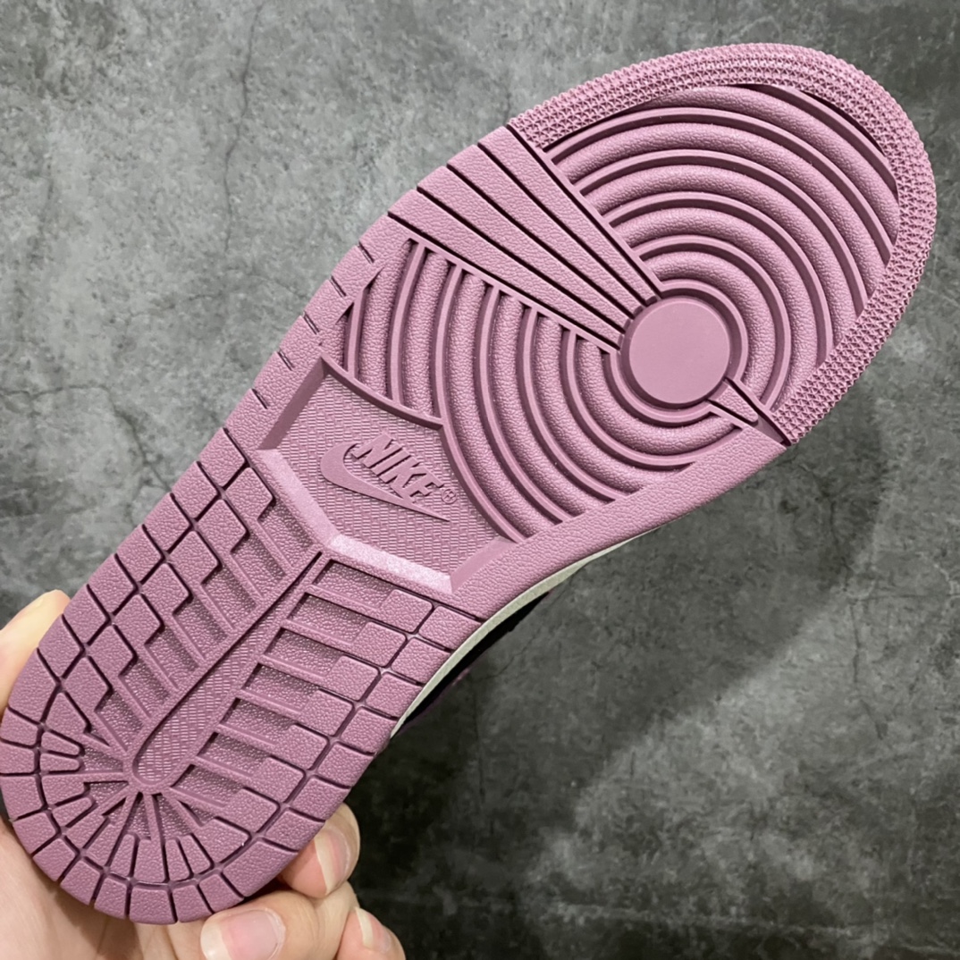 图片[8]-Air Jordan AJ1 Mid 中帮 浆果粉 DC7267-500 市面唯一纯原级别 无需拼图大几率过验 后跟方块横7针竖3针 全网唯一正确细节 全鞋电脑针车 完美零毛边处理 原厂内置全掌气垫 价格定位良心 平台专用代工流水线出品 一眼公司既视感 拿到手的一瞬间就与众不同 碾压市面所有版本 认准细节 全部原鞋开发 每一个配色都会采购原鞋确认细节 打破市面看图做货无好货之说 细节精确 所有配色原数据档案开发！ 尺码：35.5-40-选品中心