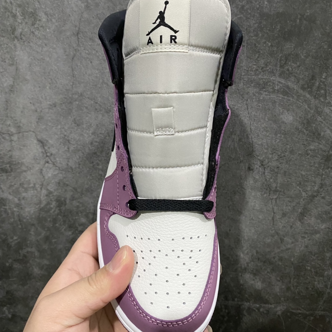 图片[9]-Air Jordan AJ1 Mid 中帮 浆果粉 DC7267-500 市面唯一纯原级别 无需拼图大几率过验 后跟方块横7针竖3针 全网唯一正确细节 全鞋电脑针车 完美零毛边处理 原厂内置全掌气垫 价格定位良心 平台专用代工流水线出品 一眼公司既视感 拿到手的一瞬间就与众不同 碾压市面所有版本 认准细节 全部原鞋开发 每一个配色都会采购原鞋确认细节 打破市面看图做货无好货之说 细节精确 所有配色原数据档案开发！ 尺码：35.5-40-选品中心