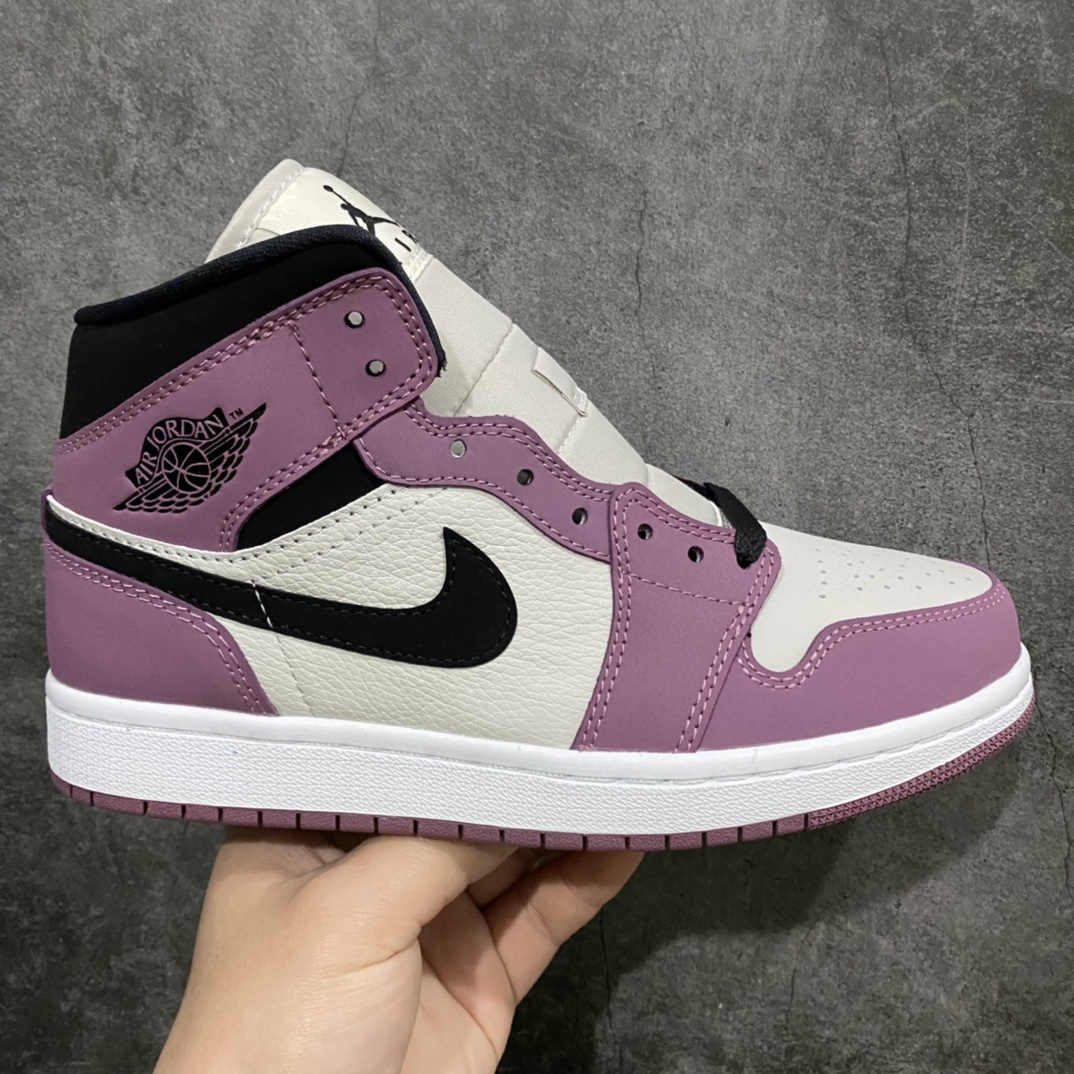 Air Jordan AJ1 Mid 中帮 浆果粉 DC7267-500 市面唯一纯原级别 无需拼图大几率过验 后跟方块横7针竖3针 全网唯一正确细节 全鞋电脑针车 完美零毛边处理 原厂内置全掌气垫 价格定位良心 平台专用代工流水线出品 一眼公司既视感 拿到手的一瞬间就与众不同 碾压市面所有版本 认准细节 全部原鞋开发 每一个配色都会采购原鞋确认细节 打破市面看图做货无好货之说 细节精确 所有配色原数据档案开发! 尺码:35.5-40-选品中心