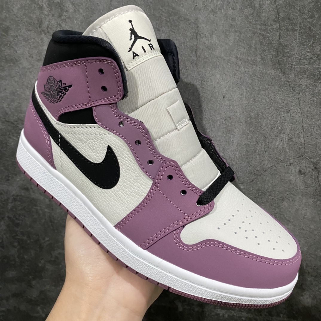 图片[3]-Air Jordan AJ1 Mid 中帮 浆果粉 DC7267-500 市面唯一纯原级别 无需拼图大几率过验 后跟方块横7针竖3针 全网唯一正确细节 全鞋电脑针车 完美零毛边处理 原厂内置全掌气垫 价格定位良心 平台专用代工流水线出品 一眼公司既视感 拿到手的一瞬间就与众不同 碾压市面所有版本 认准细节 全部原鞋开发 每一个配色都会采购原鞋确认细节 打破市面看图做货无好货之说 细节精确 所有配色原数据档案开发！ 尺码：35.5-40-选品中心