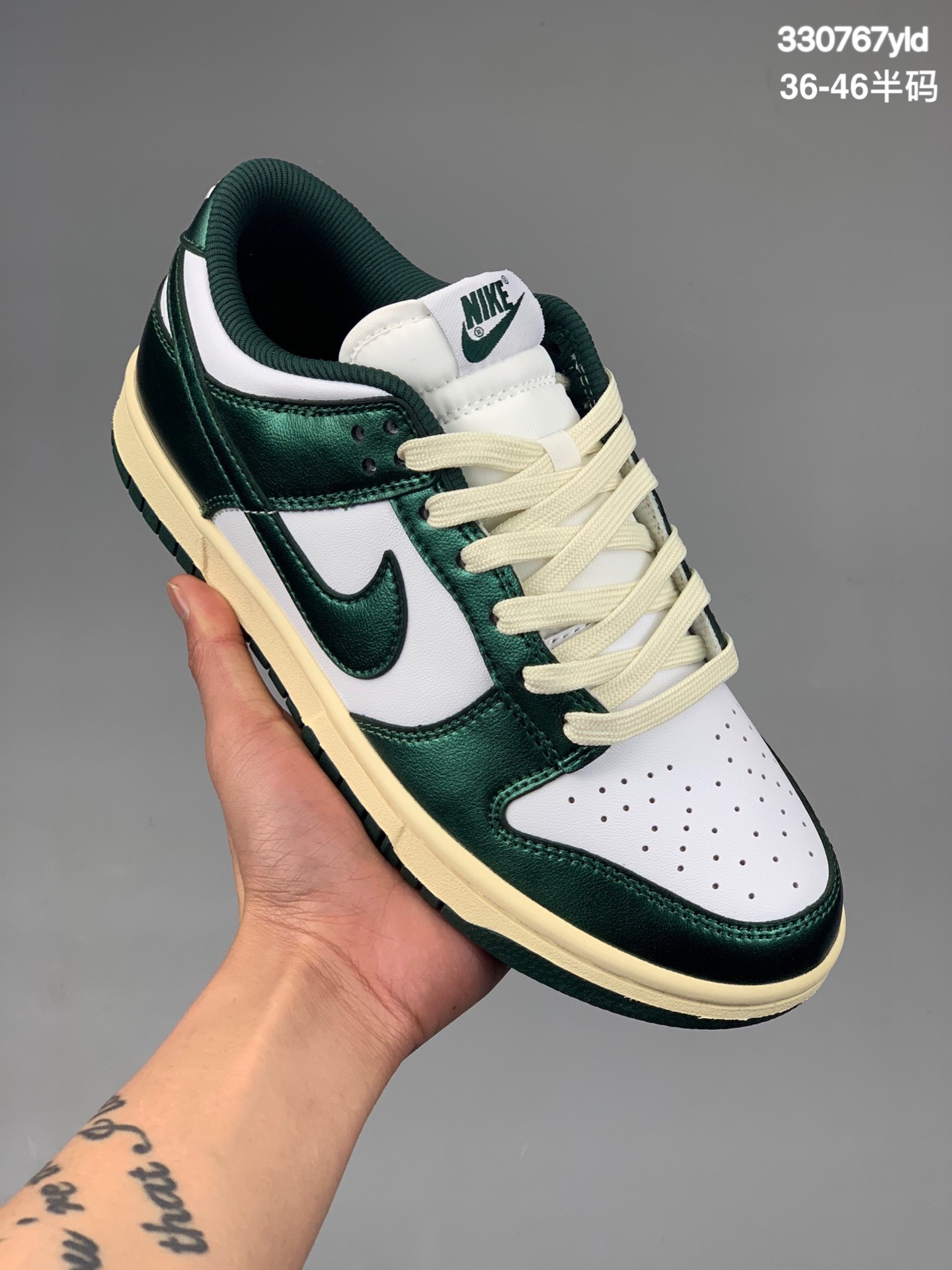 本地
Nike Dunk Low Vintage Green 白绿 做旧 此款鞋身以白色、绿色为主要配色，绿色的框架部分采用具有金属质感的形式呈现，上方还点缀有细小裂纹设计，突出金属做旧的质感。其他部分则延续经典的纯白色设计，中底和鞋带采用氧化做旧设计，不仅视觉效果很有层次,浓浓的Vibe风也足够吸睛。
 货号: DQ8580-100
 Size:36 36.5 37.5 38 38.5 39 40 40.5 41 42 42.5 43 44 44.5 45 46
编码：330767yld