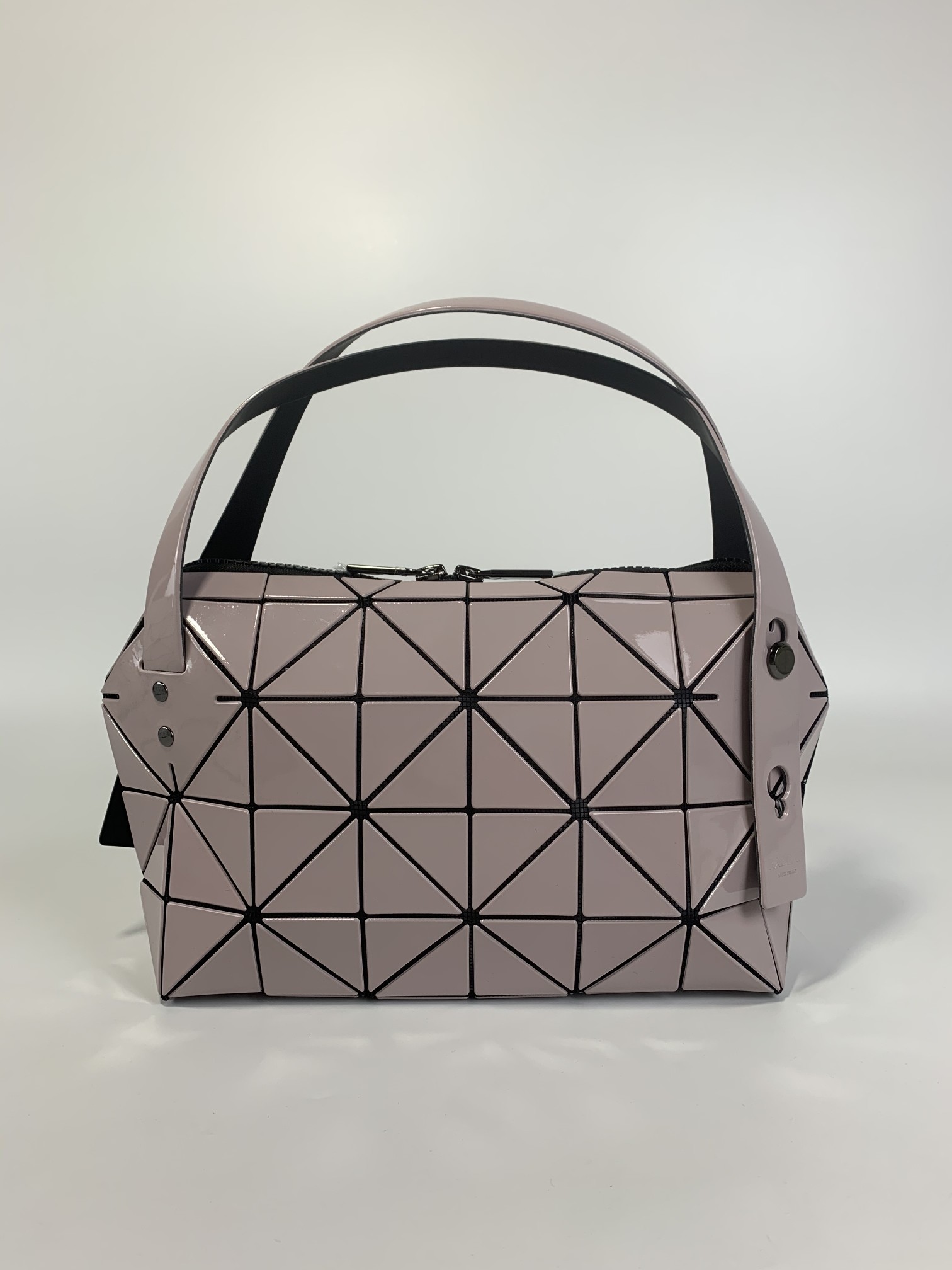 170 Tessuto opaco Issey Miyake May, realizzato in materiale PVC. Specifiche: altezza 165, larghezza 330, fondo 80. Hardware sviluppato m_voghion.com
