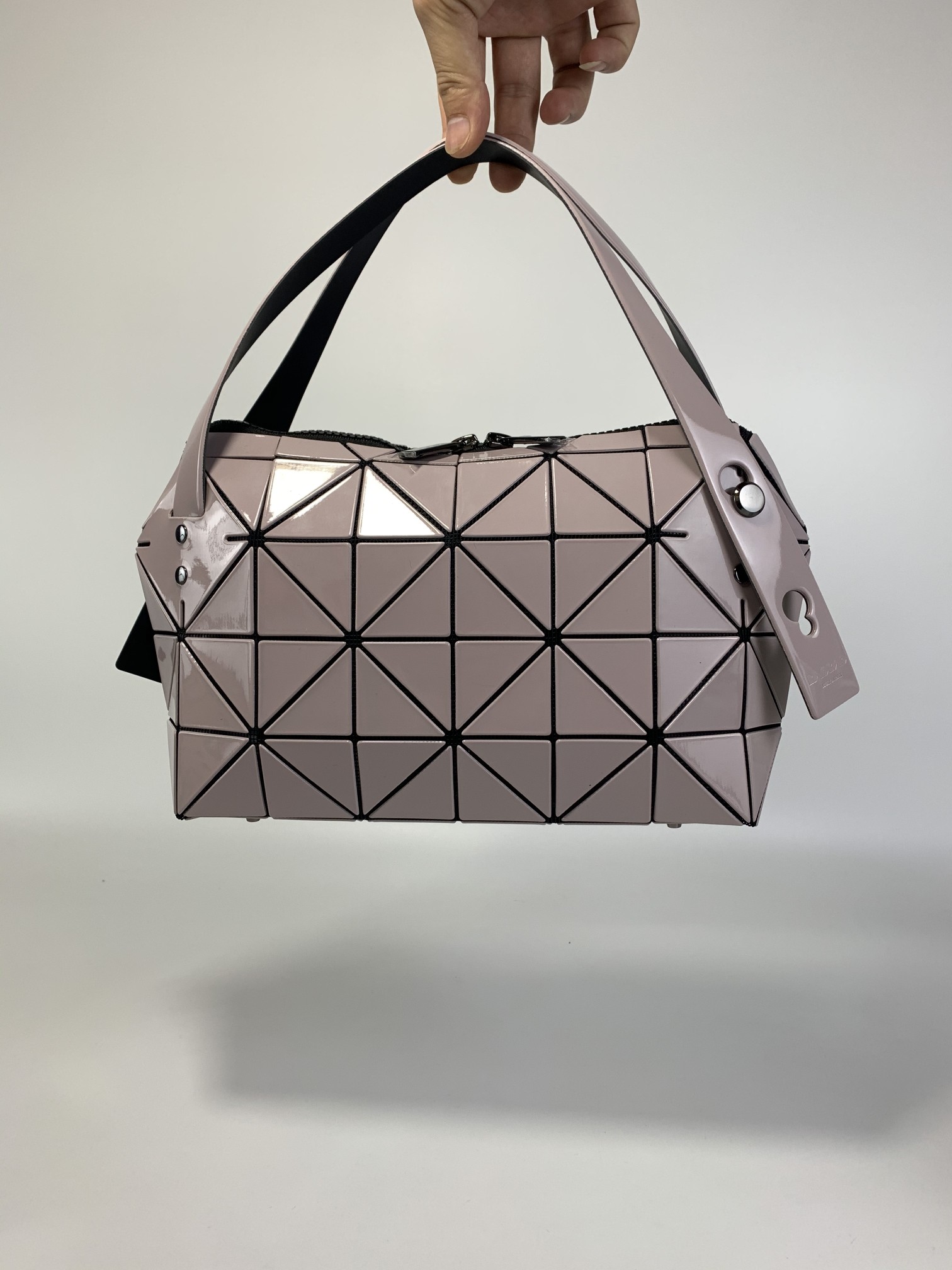 170 Tessuto opaco Issey Miyake May, realizzato in materiale PVC. Specifiche: altezza 165, larghezza 330, fondo 80. Hardware sviluppato m_voghion.com