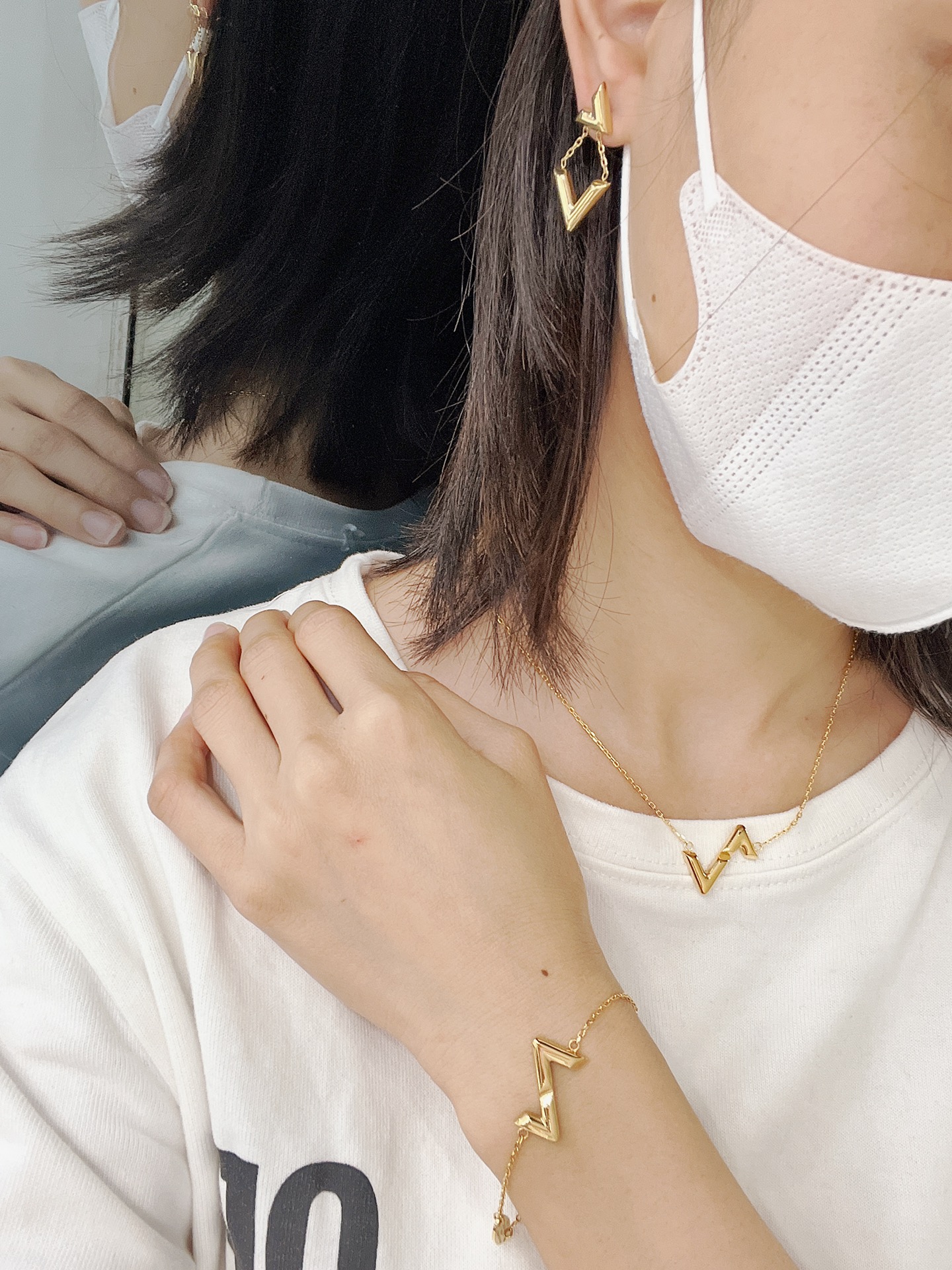 Louis Vuitton 驴家LV Volt 金色手链将 L 字与 V 字一上一下精准衔接于可调节链条 仿若一瞬跳动的脉搏
