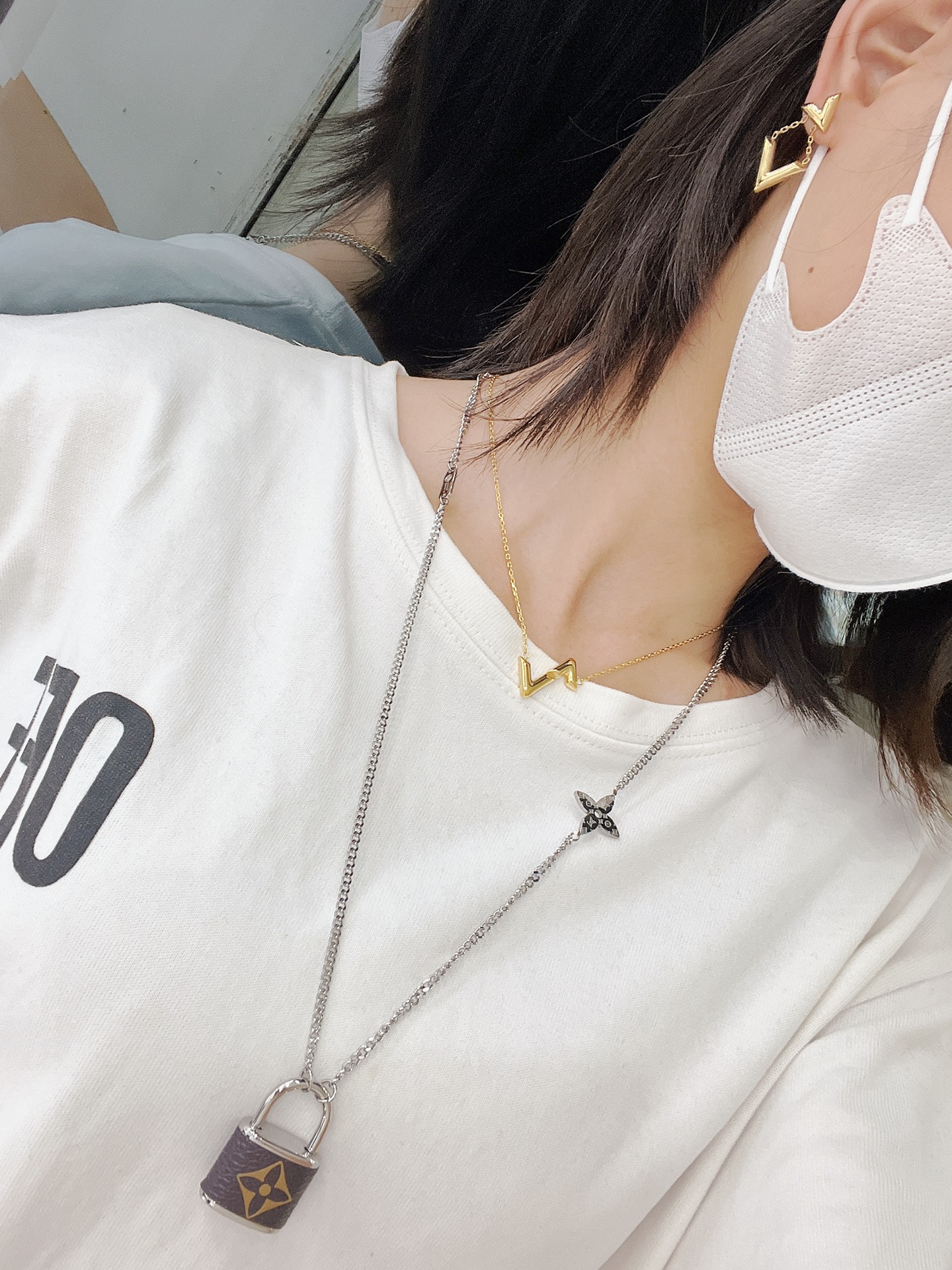 Louis Vuitton 驴家LV Volt 金色耳环以瞩目格调焕新 LV 标识：字母 L 依附耳垂 字母 V 轻悬于 链条