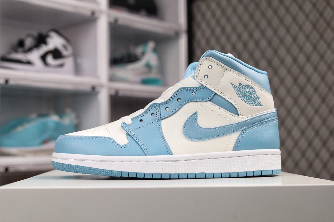 H5 纯原 Air Jordan AJ1 Mid 中帮 北卡蓝2.0 BQ6472-141 市面唯一纯原级别 无需拼图大几率过验 后跟方块横7针竖3针 全网唯一正确细节 全鞋电脑针车 完美零毛边处理 原厂内置全掌气垫 价格定位良心 平台专用代工流水线出品 一眼公司既视感 拿到手的一瞬间就与众不同 碾压市面所有版本 认准细节 全部原鞋开发 每一个配色都会采购原鞋确认细节 打破市面看图做货无好货之说 细节精确 所有配色原数据档案开发×552BX