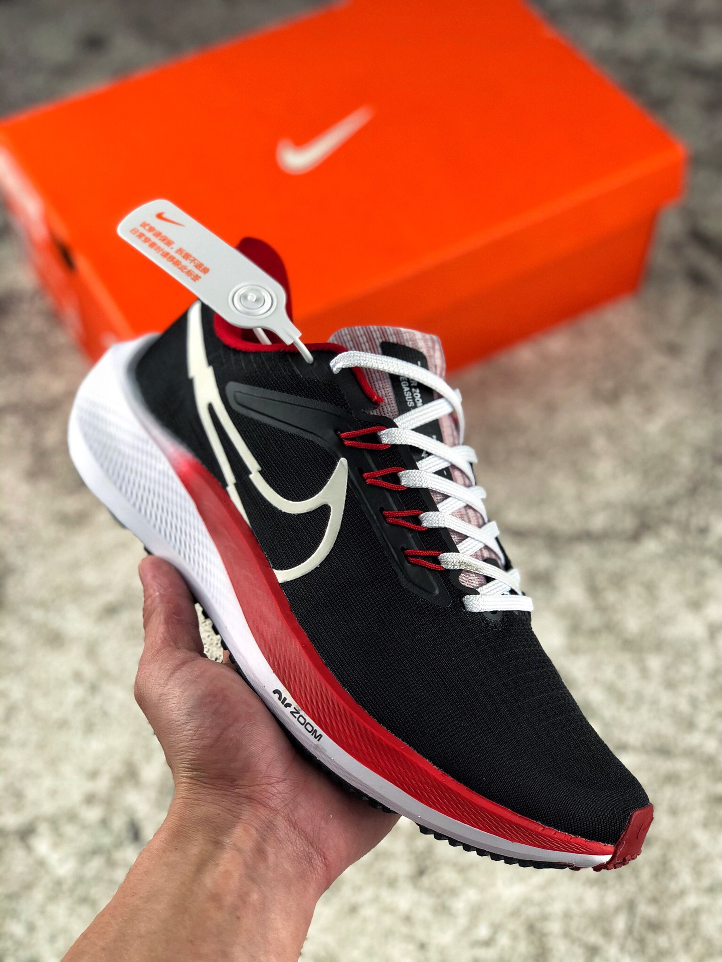 本地自取 支持放店
NK Zoom Pegasus 38 登月跑鞋登月38代 超轻网面跑步鞋 脚跟区域营造出色舒适度，而在鞋底部分，搭载全掌型ZOOM AIR配置  货号:DJ0852-001 尺码：39-45