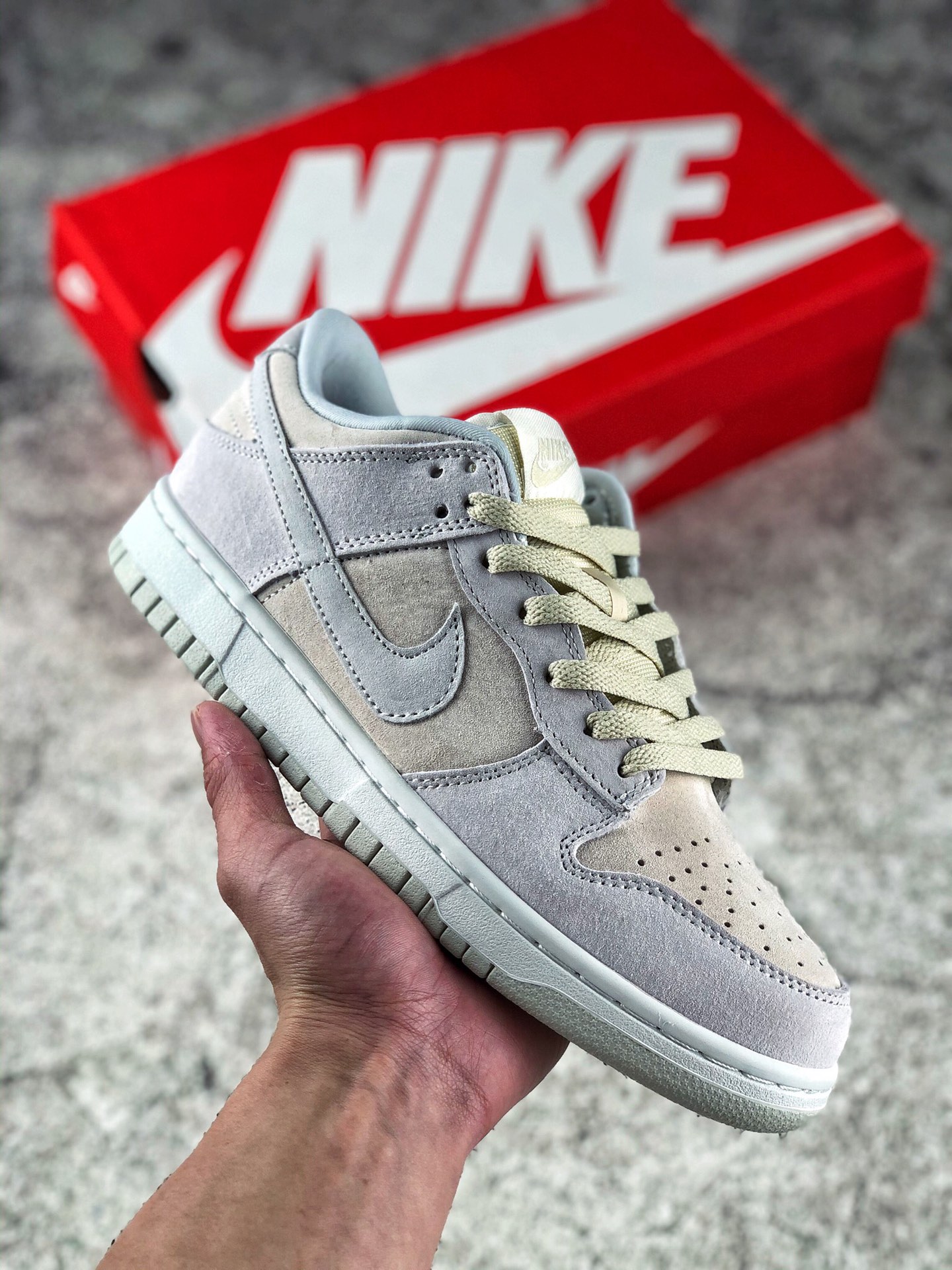 本地自取 支持放店
独家实拍Nike Dunk Low PRM “Vast Grey” 复古奶灰色 整双鞋以低帮方式呈现，鞋面采用绒面革打造，织物材质点缀内衬，丰富鞋身细节。配色方案使用浅灰搭配米黄，两种柔和色调作为选择，适配时下流行的 Vibe 风格穿搭，整体呈现简洁的视觉效果。外底沿袭 Dunk Low 一贯设计，搭配后跟经典刺绣，保留原始味道，复古感直接拉满 货号：DD8338-001
尺码:36 36.5 37.5 38 38.5 39 40 40.5 41 42 42.5 43 44 44.5 45