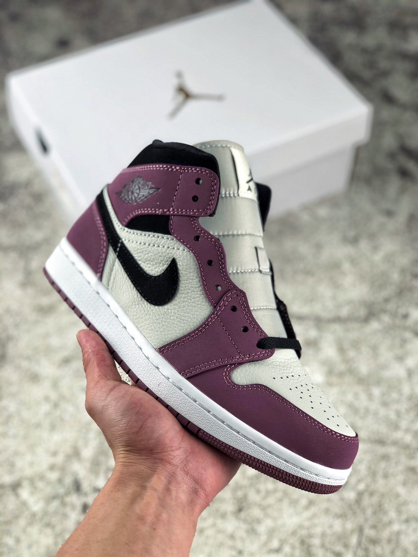 本地自取  终端放店
过验版  Air Jordan 1 Mid 酱果粉
市售最强中帮 天花板品质！
市面唯一正确版本 全鞋正品原材料 
公司原鞋购回重新打版开模 拒绝公底 购置公司同步原材料 都有细节还原95%全网最高版本 原汁原味 忠于原版
货号：DC7267-500
Size：35-40