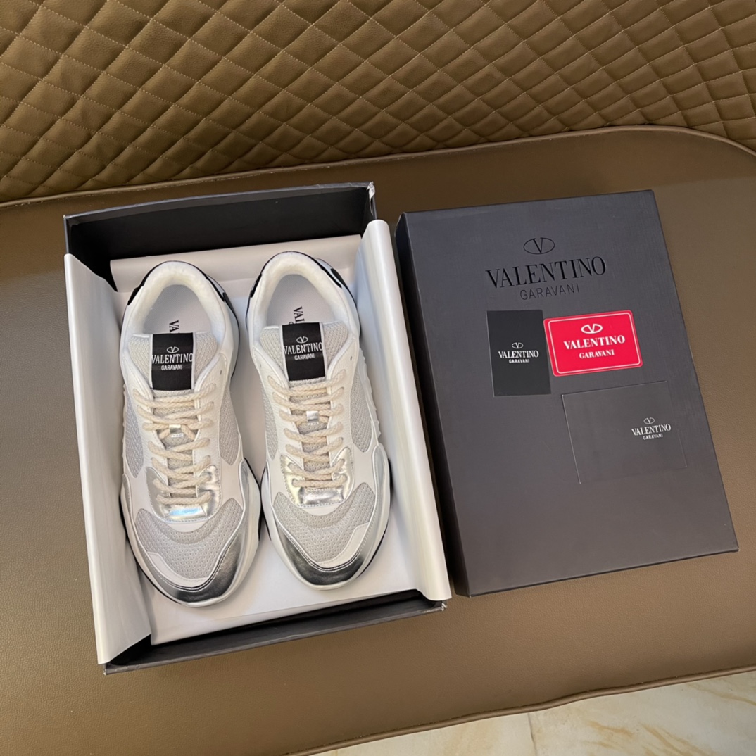 K5  官网1:1配全套包装2022华伦天奴VALENTINO夏天季款 官网1:1顶级版本，原版完美楦型，全部机器打造，绝对的彰显时尚潮流，做工质量跟足原版。面料:头层牛皮➕原版布面 垫脚:牛皮 户外司机驾车  男鞋