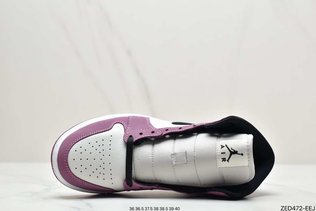 260 Air Jordan 1 Mid ”Berry” 浆果粉 整鞋特点是帆船皮革鞋面带有浆果粉色裸露覆盖层DC7267-500