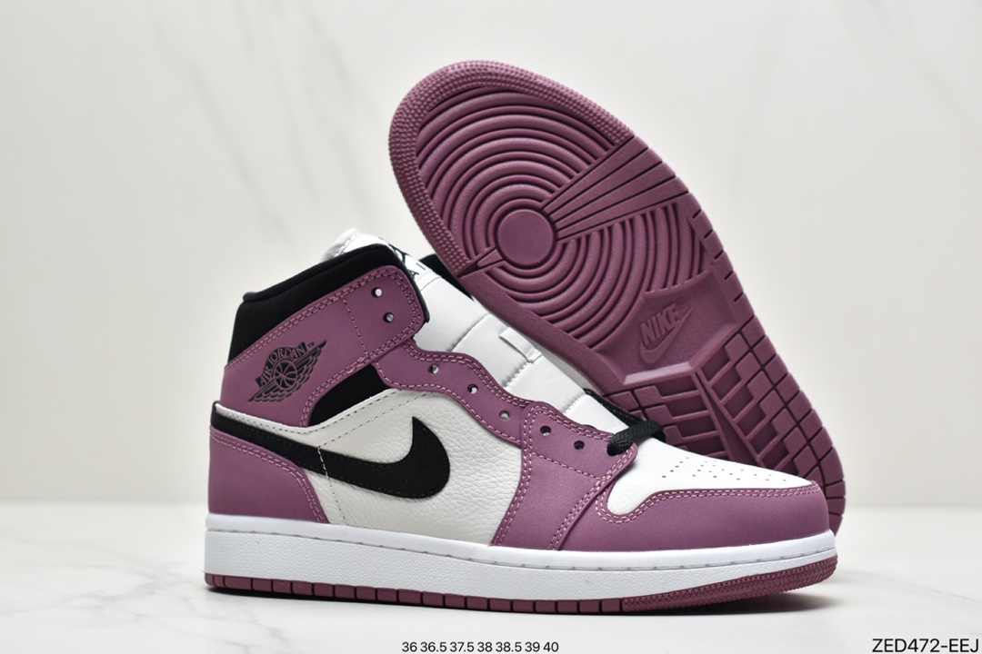 260 Air Jordan 1 Mid ”Berry” 浆果粉 整鞋特点是帆船皮革鞋面带有浆果粉色裸露覆盖层DC7267-500
