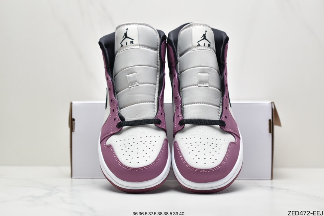 260 Air Jordan 1 Mid ”Berry” 浆果粉 整鞋特点是帆船皮革鞋面带有浆果粉色裸露覆盖层DC7267-500