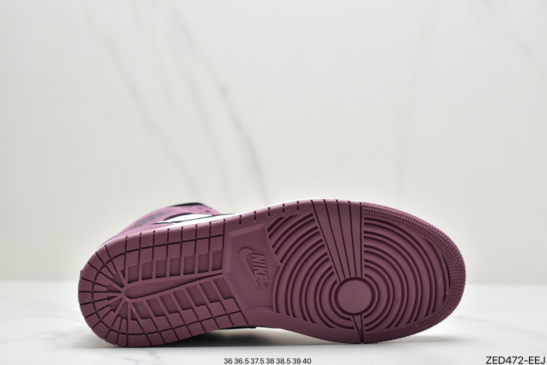 260 Air Jordan 1 Mid ”Berry” 浆果粉 整鞋特点是帆船皮革鞋面带有浆果粉色裸露覆盖层DC7267-500