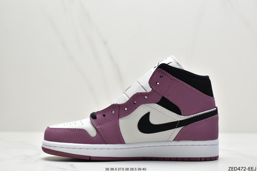 260 Air Jordan 1 Mid ”Berry” 浆果粉 整鞋特点是帆船皮革鞋面带有浆果粉色裸露覆盖层DC7267-500