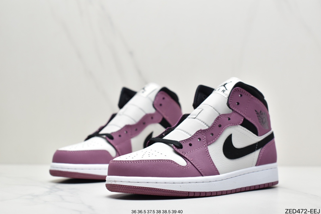 260 Air Jordan 1 Mid ”Berry” 浆果粉 整鞋特点是帆船皮革鞋面带有浆果粉色裸露覆盖层DC7267-500