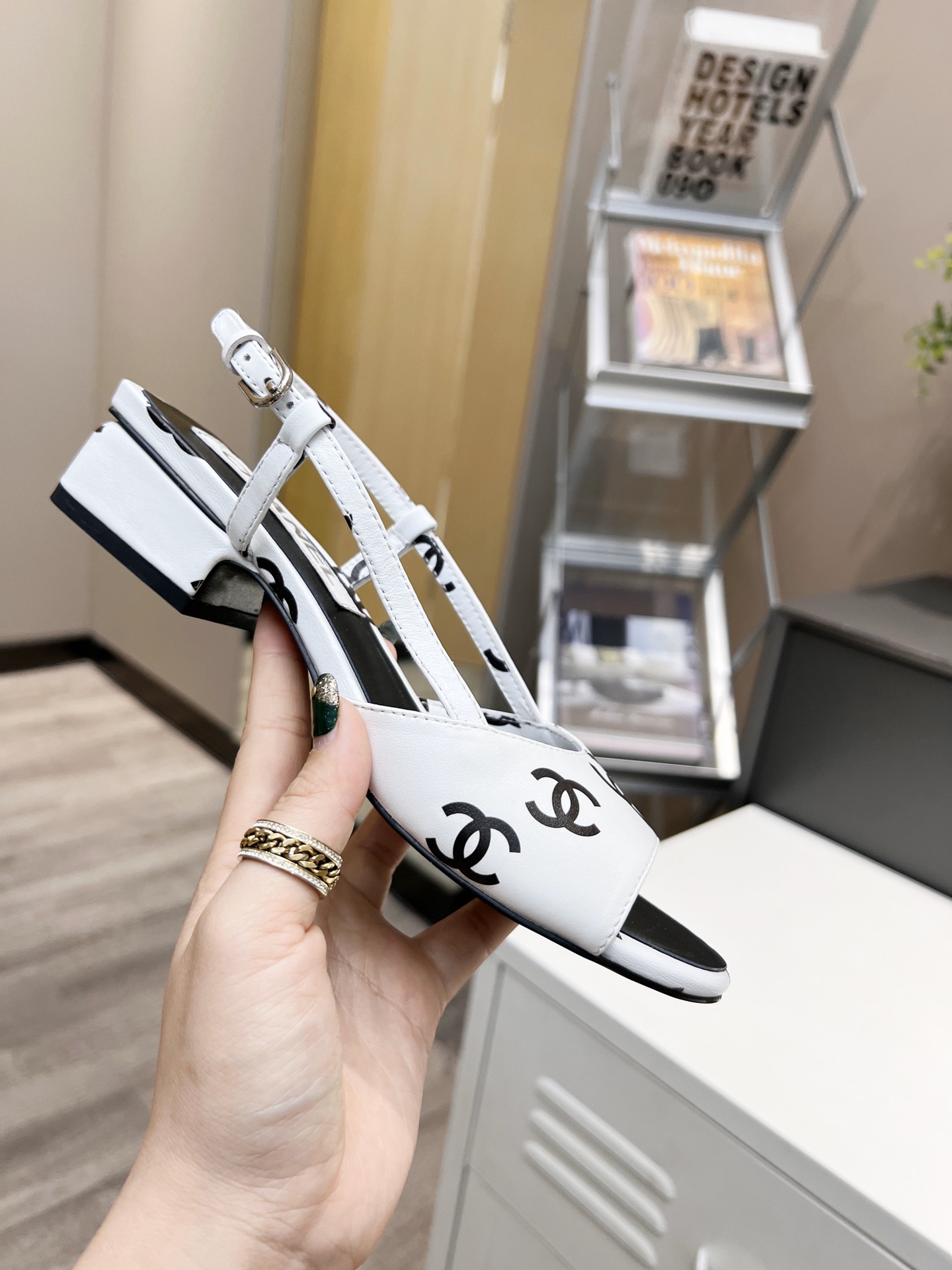 J0   Chanel 香奈儿，小香2022春夏最美凉鞋，没有之一呀不规则印花望知悉今年的走秀款，满满复古高级感，越看越好看鞋面和内里材质进口混种羊皮做小香logo打印，意大利进口大底三个高度 ：3.5cm、6.5cm、7.5cm标准码：35-40