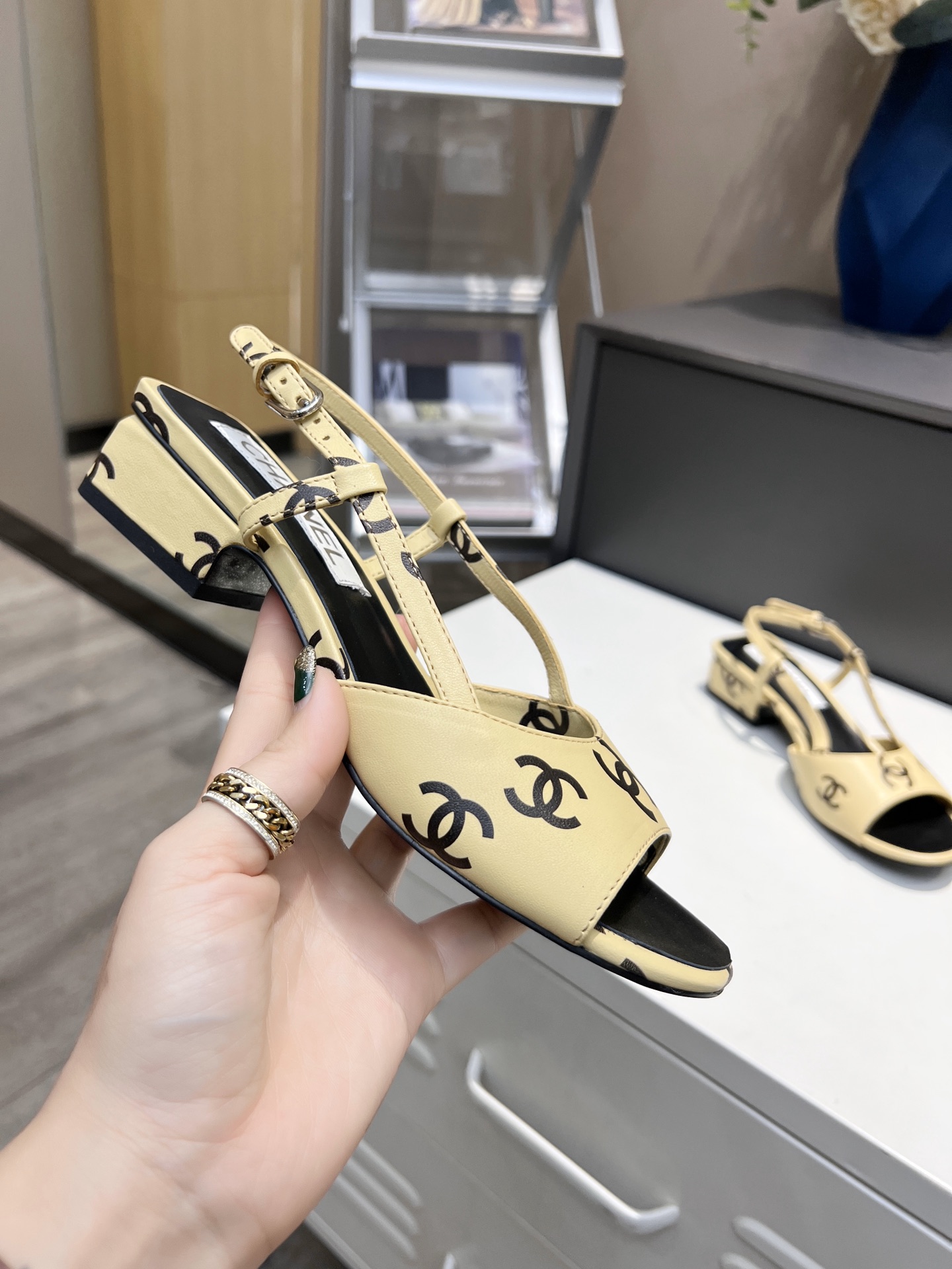 J0   Chanel 香奈儿小香2022春夏最美凉鞋，没有之一呀不规则印花望知悉今年的走秀款，满满复古高级感，越看越好看鞋面和内里材质进口混种羊皮做小香logo打印，意大利进口大底三个高度 ：3.5cm、6.5cm、7.5cm标准码：35-40