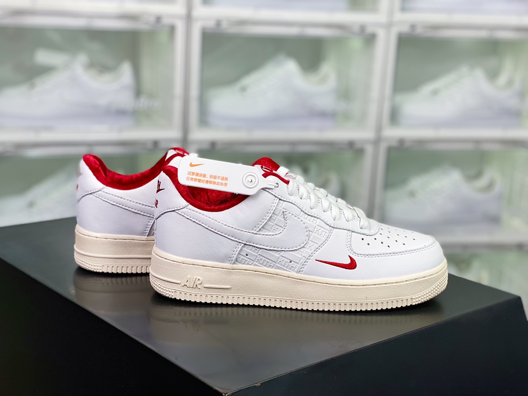 G0 男女鞋真标半码制升级原楦开发版型纸版采用软质牛剖皮革鞋面材质内置全掌air sole气垫全新联名企划,纽约潮流品牌联乘Kith x Nike Air Force 1 ’07 Low”White/University Red”空军一号低帮经典百搭休闲运动板鞋“皮革压纹白大学红小钩”CZ7926- F5