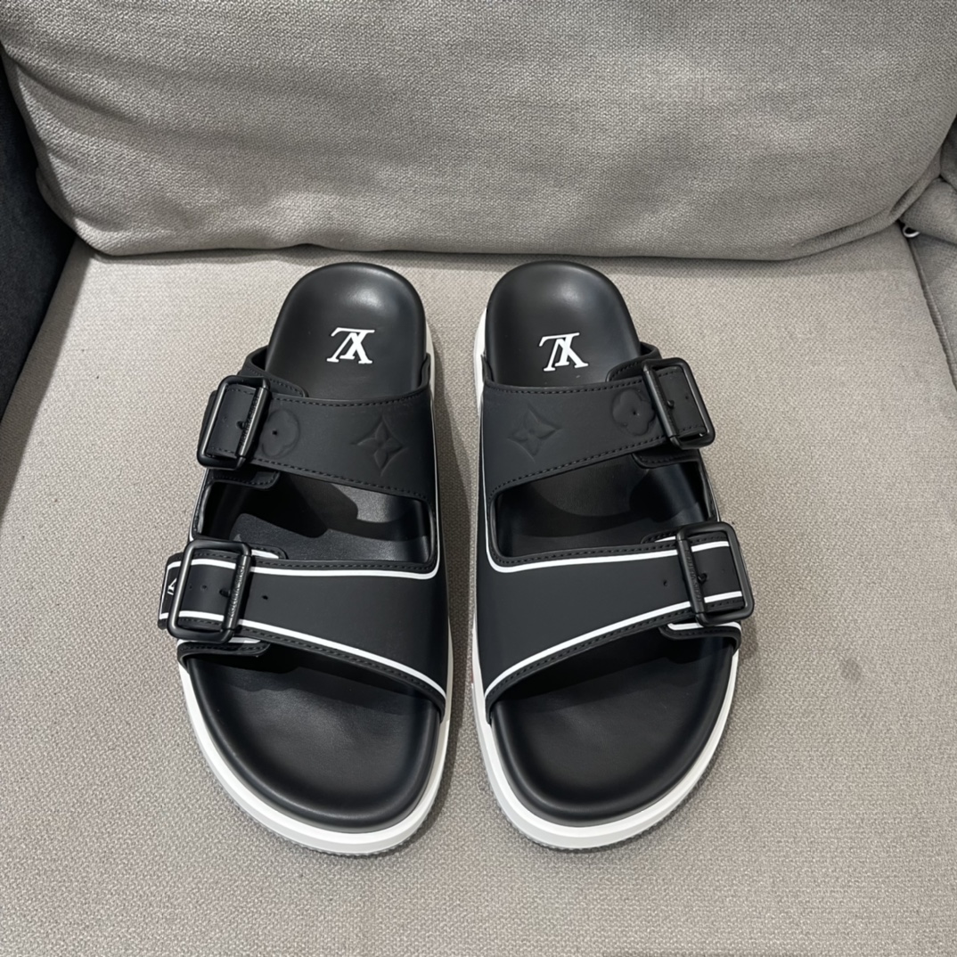 La chancla Trainer encarna la esencia del diseño de la zapatilla Trainer, utilizando materiales mixtos para interpretar…