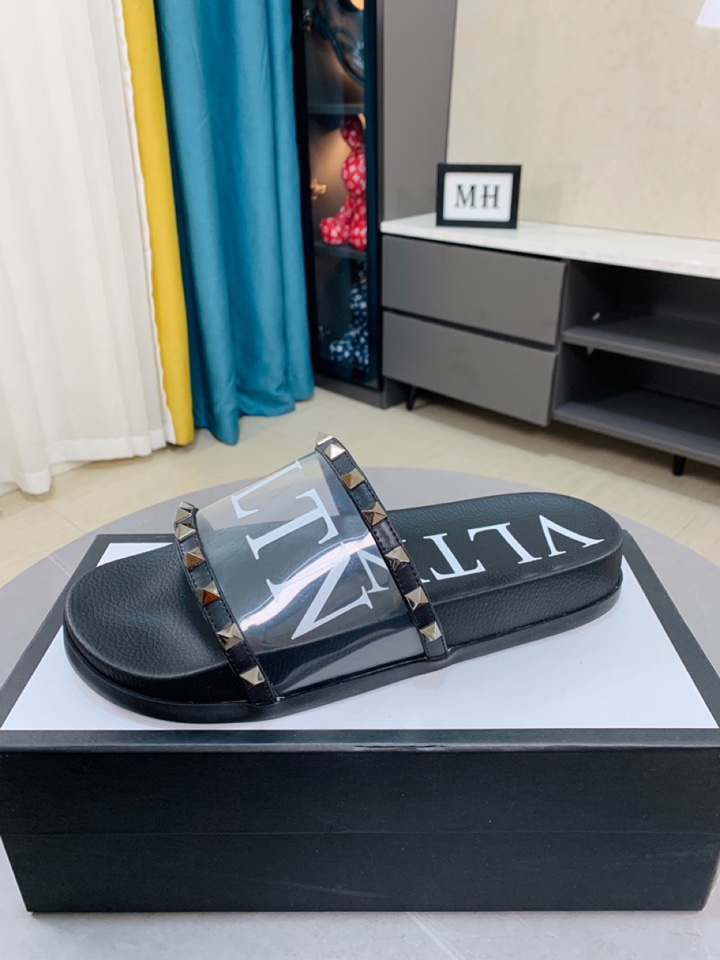 I0  Valentino华伦天奴新品男士拖鞋，高端精品，胶片柳丁搭配材质，鞋面精致压花logo装饰，精细做工，鞋底超软，休闲宽松舒适型，夏季必入哦\