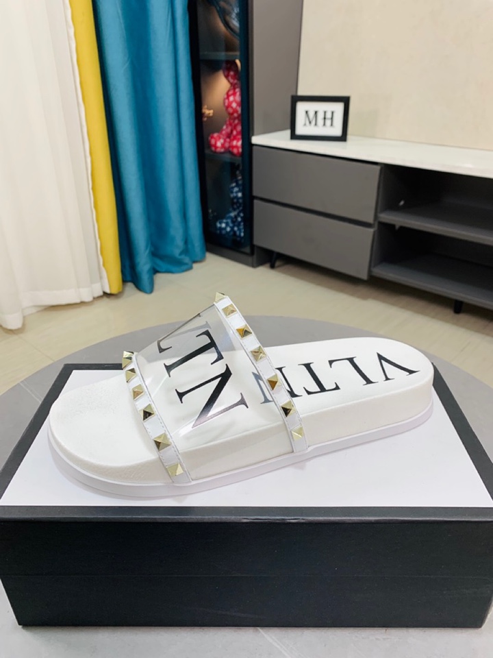 I0  Valentino华伦天奴新品男士拖鞋，高端精品，胶片柳丁搭配材质，鞋面精致压花logo装饰，精细做工，鞋底超软，休闲宽松舒适型，夏季必入哦\