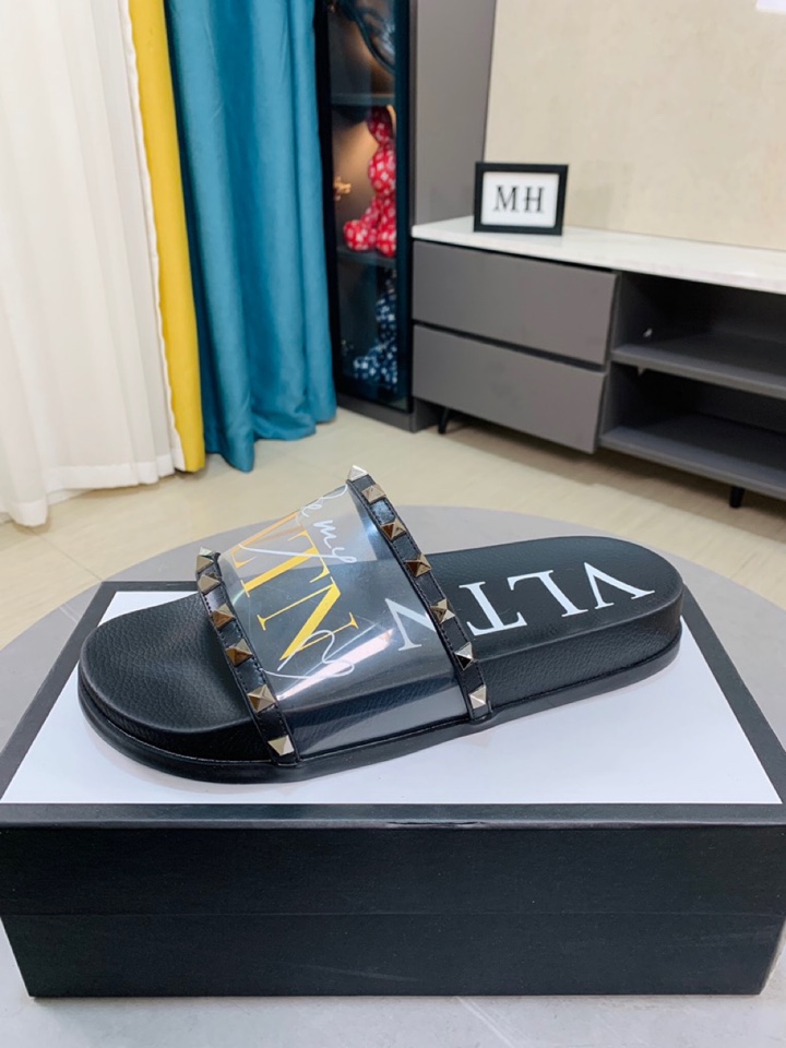 I0  Valentino华伦天奴新品男士拖鞋，高端精品，胶片柳丁搭配材质，鞋面精致压花logo装饰，精细做工，鞋底超软，休闲宽松舒适型，夏季必入哦\