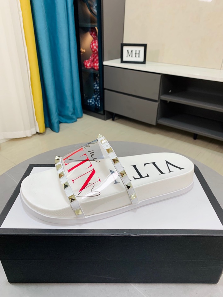 I0  Valentino华伦天奴新品男士拖鞋，高端精品，胶片柳丁搭配材质，鞋面精致压花logo装饰，精细做工，鞋底超软，休闲宽松舒适型，夏季必入哦\