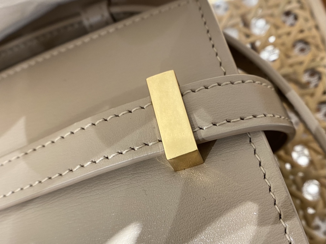 Ysl 𝑴𝒂𝒏𝒉𝒂𝒕𝒕𝒂𝒏 29CM曼哈顿法棍包 579271杏色牙签纹金扣