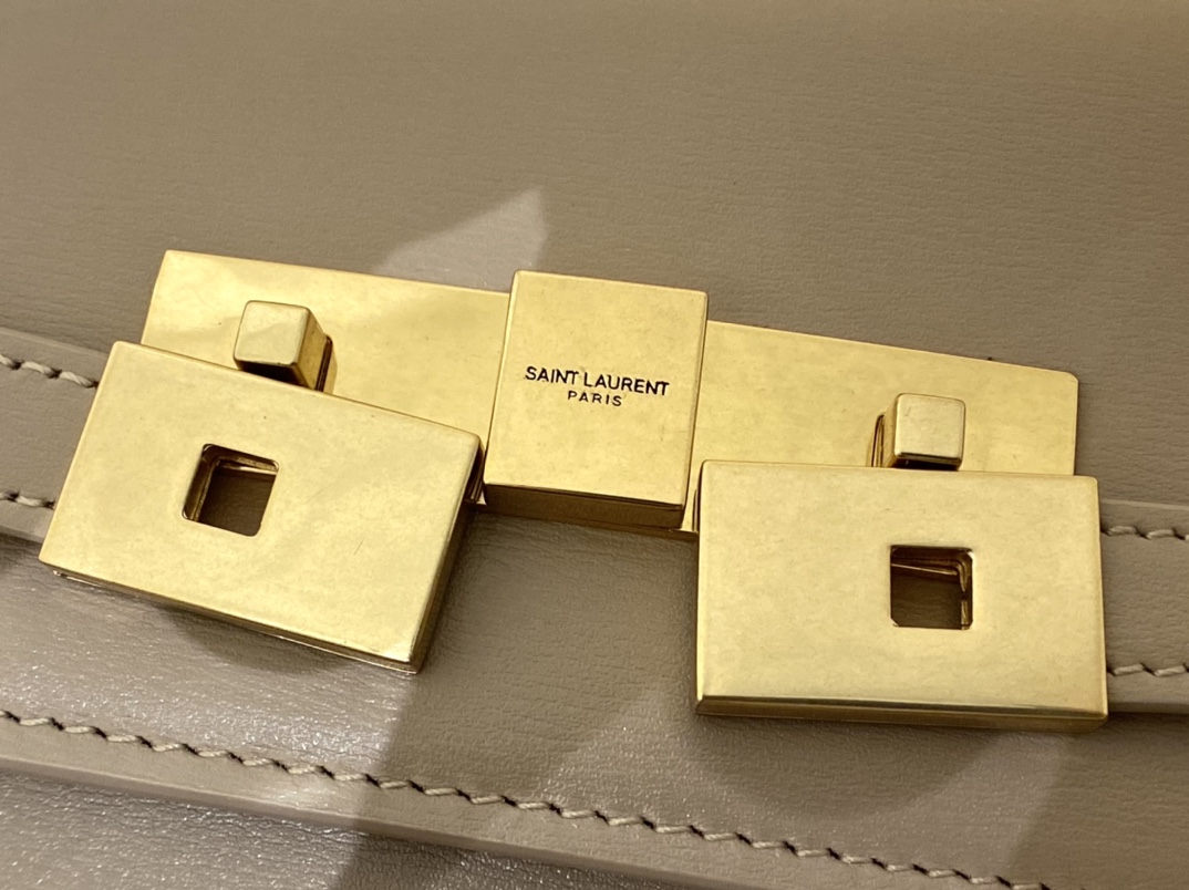 Ysl 𝑴𝒂𝒏𝒉𝒂𝒕𝒕𝒂𝒏 29CM曼哈顿法棍包 579271杏色牙签纹金扣