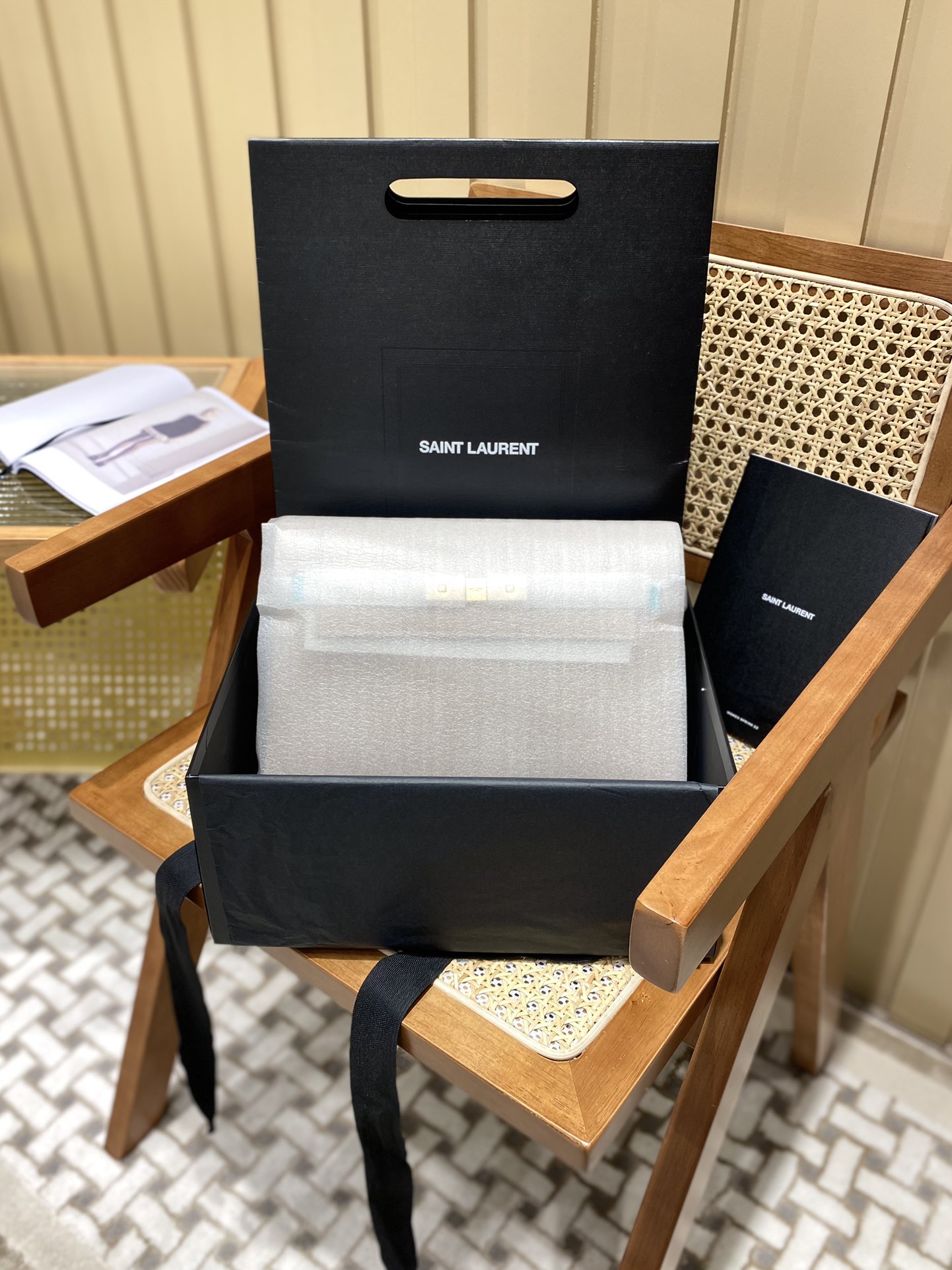 Ysl 𝑴𝒂𝒏𝒉𝒂𝒕𝒕𝒂𝒏 29CM曼哈顿法棍包 579271杏色牙签纹金扣