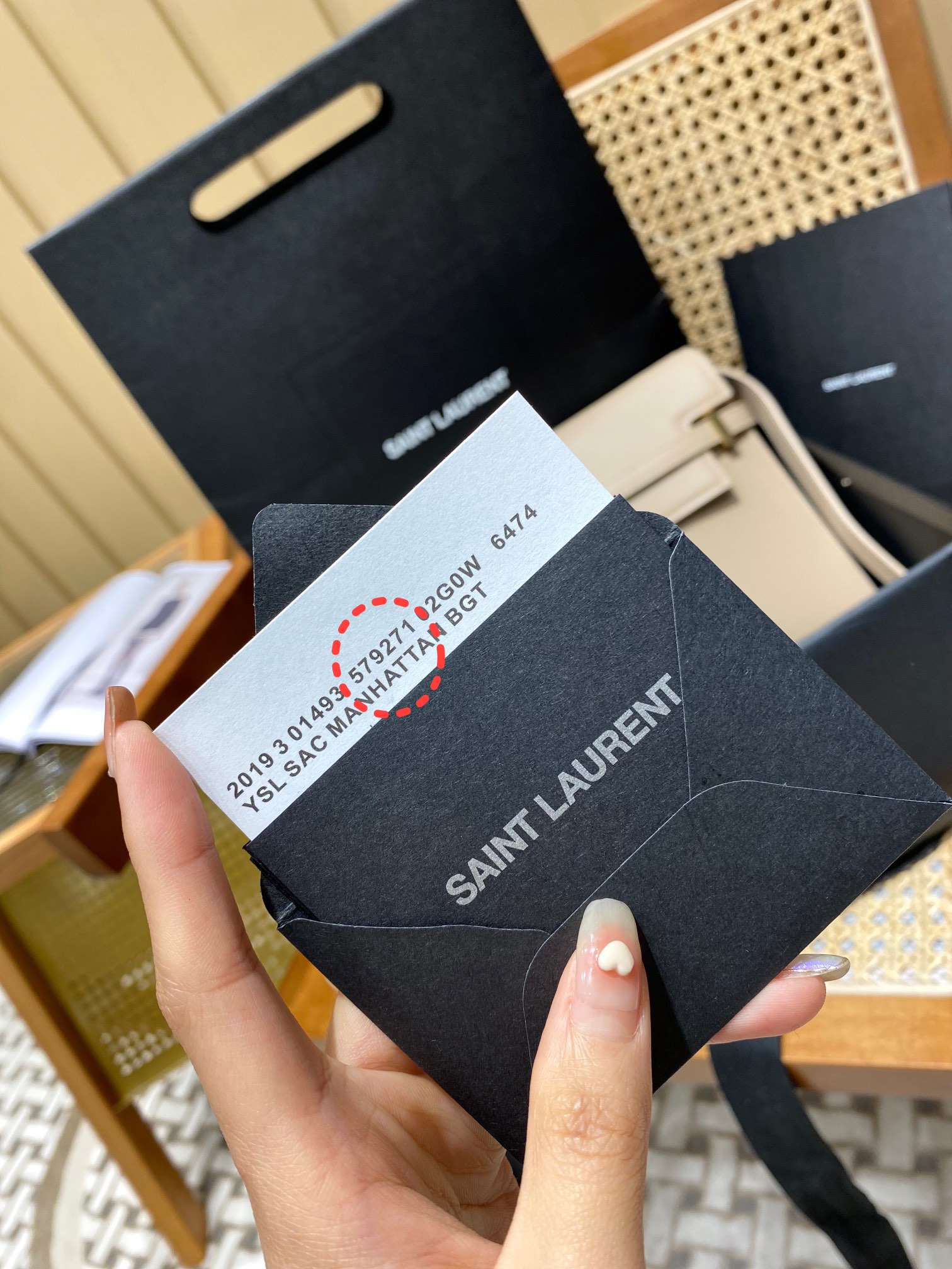 Ysl 𝑴𝒂𝒏𝒉𝒂𝒕𝒕𝒂𝒏 29CM曼哈顿法棍包 579271杏色牙签纹金扣