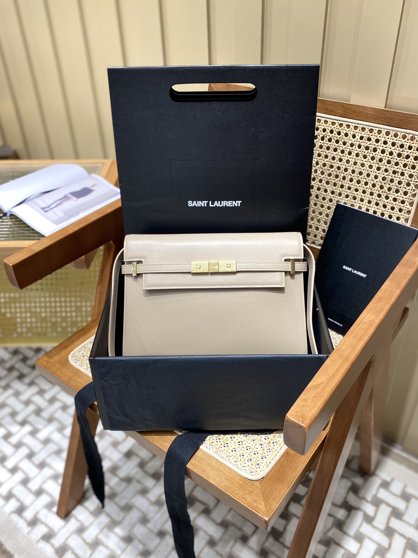 Ysl 𝑴𝒂𝒏𝒉𝒂𝒕𝒕𝒂𝒏 29CM曼哈顿法棍包 579271杏色牙签纹金扣