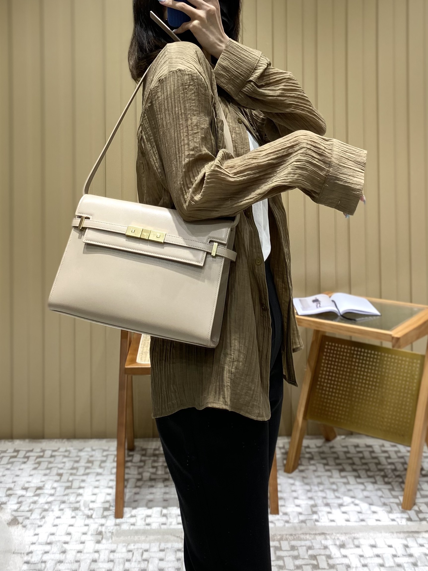 Ysl 𝑴𝒂𝒏𝒉𝒂𝒕𝒕𝒂𝒏 29CM曼哈顿法棍包 579271杏色牙签纹金扣