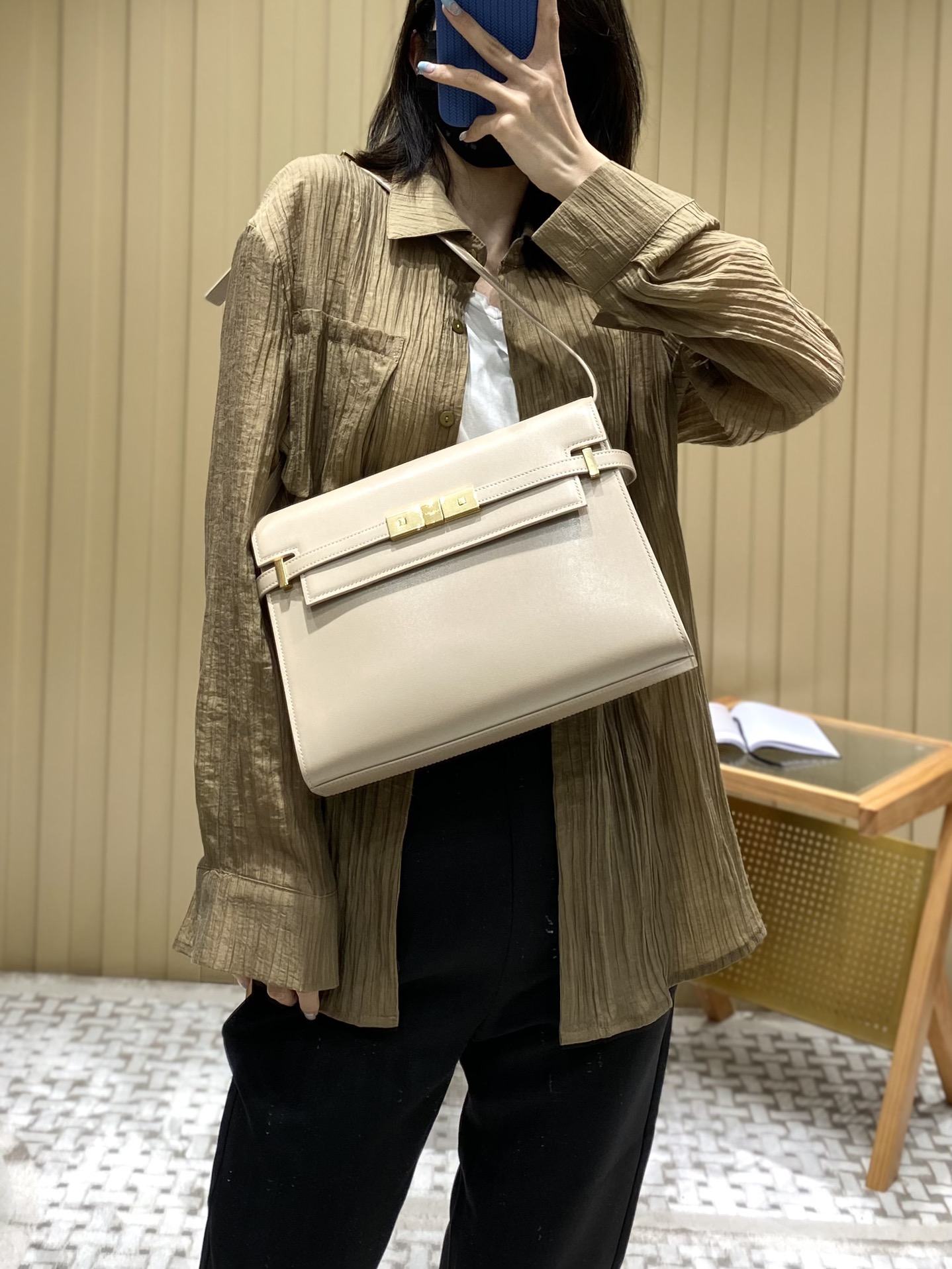 Ysl 𝑴𝒂𝒏𝒉𝒂𝒕𝒕𝒂𝒏 29CM曼哈顿法棍包 579271杏色牙签纹金扣