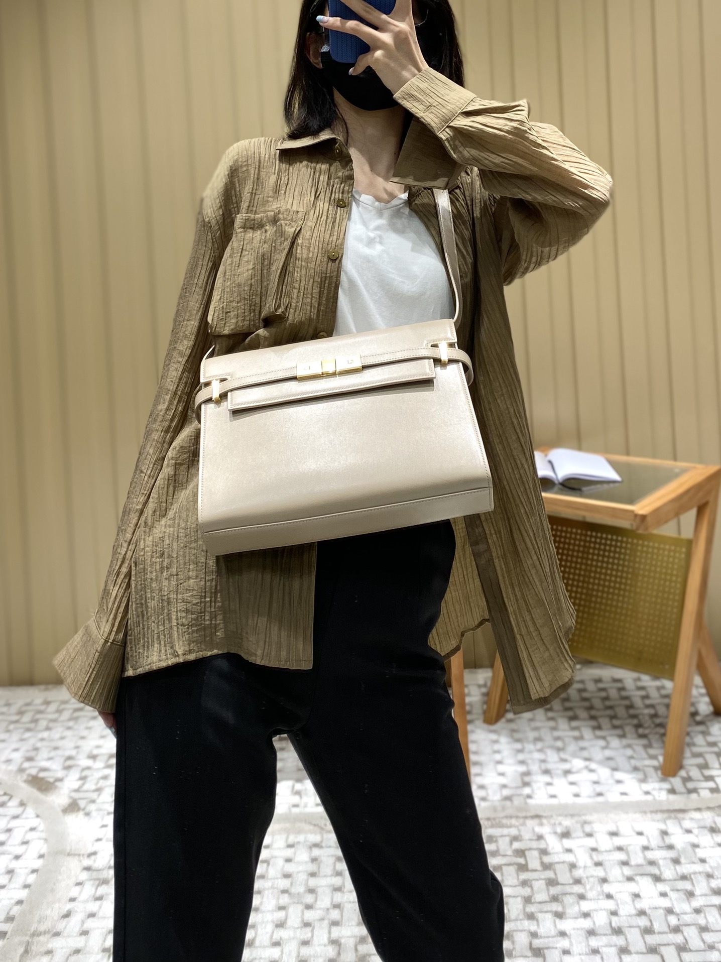 Ysl 𝑴𝒂𝒏𝒉𝒂𝒕𝒕𝒂𝒏 29CM曼哈顿法棍包 579271杏色牙签纹金扣