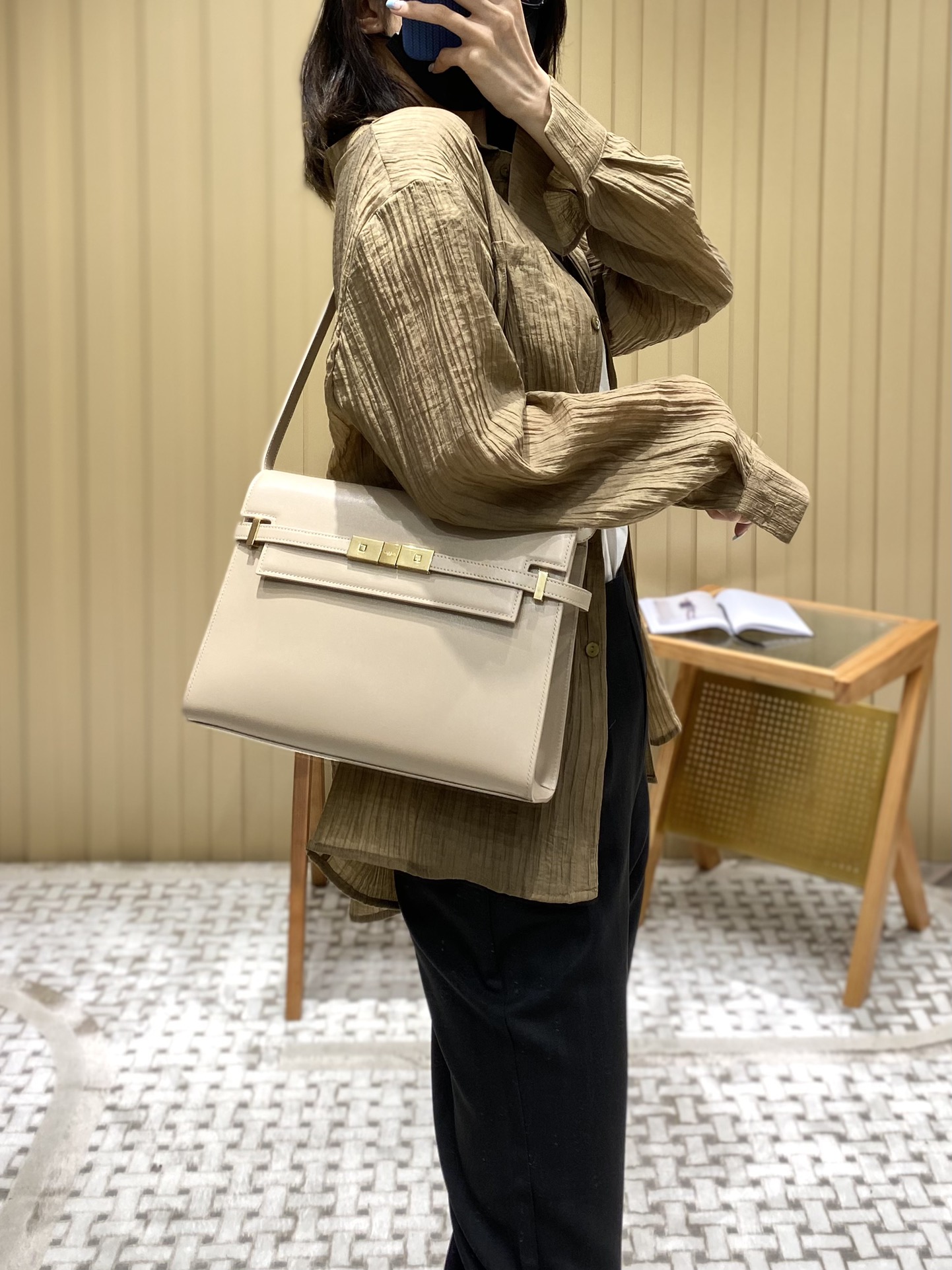 Ysl 𝑴𝒂𝒏𝒉𝒂𝒕𝒕𝒂𝒏 29CM曼哈顿法棍包 579271杏色牙签纹金扣